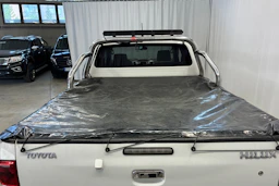 valkoinen Toyota Hilux 2015 kuva 17.