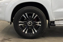 valkoinen Toyota Hilux 2015 kuva 18.