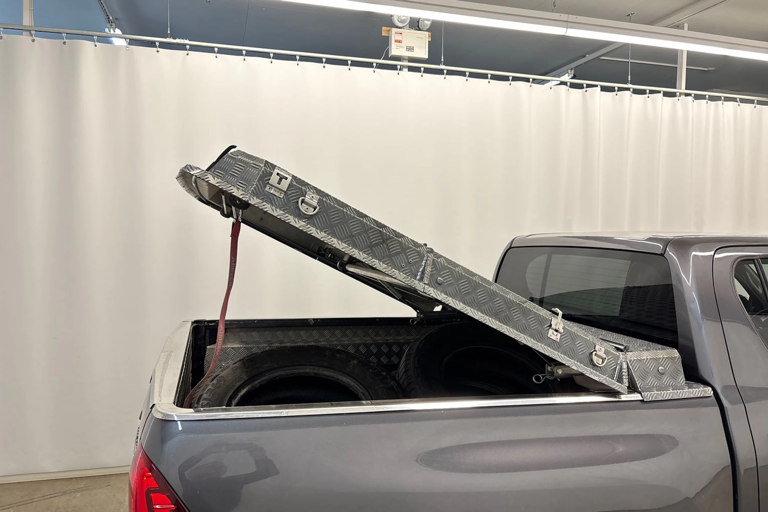 met. harmaa Toyota Hilux 2016 kuva 18.