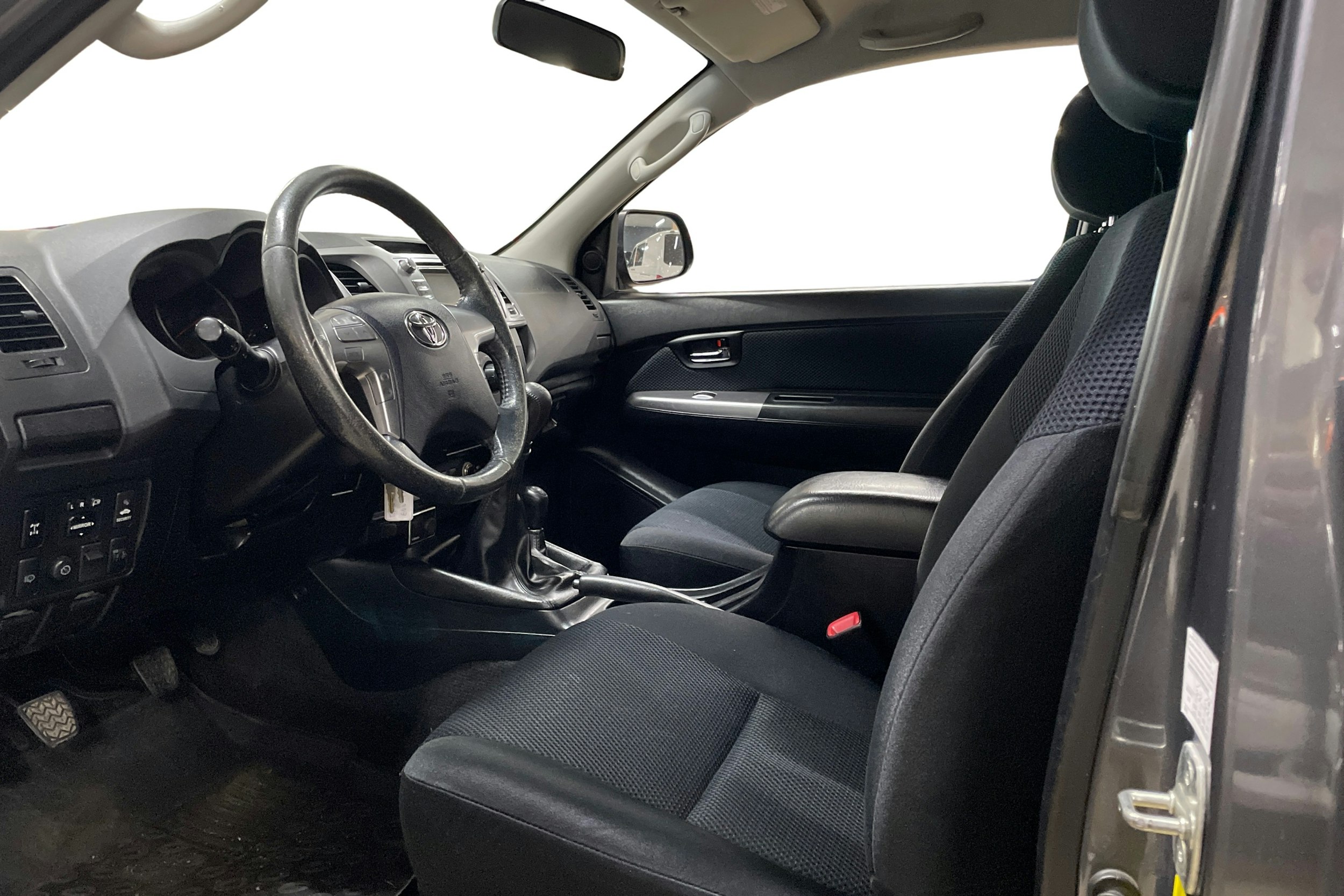 harmaa Toyota Hilux 2016 kuva 3.