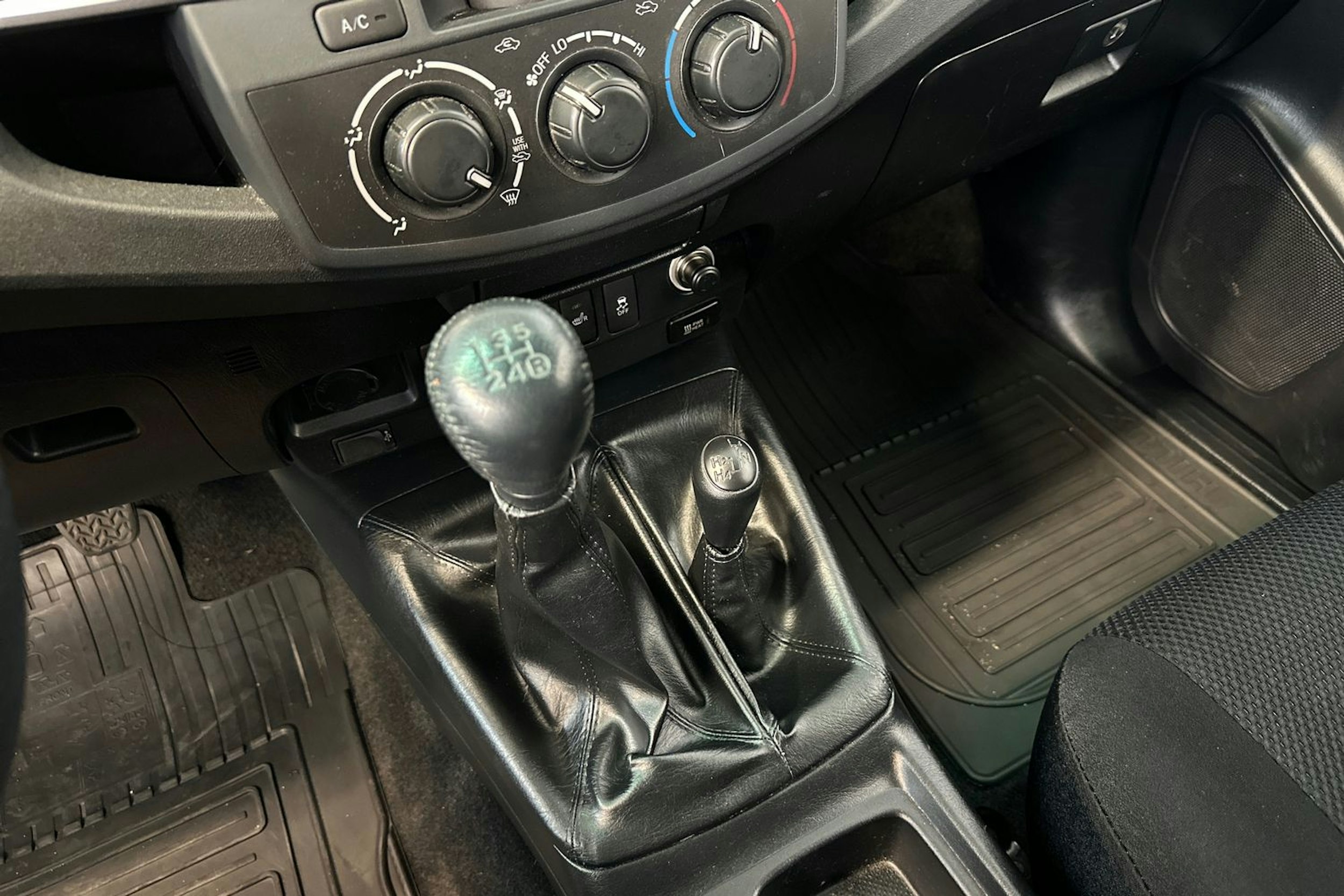 hopea Toyota Hilux 2016 kuva 26.