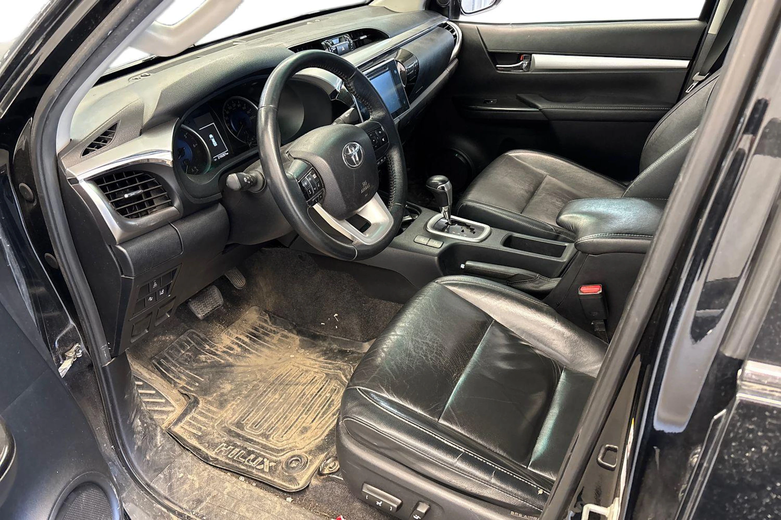met. musta Toyota Hilux 2016 kuva 3.