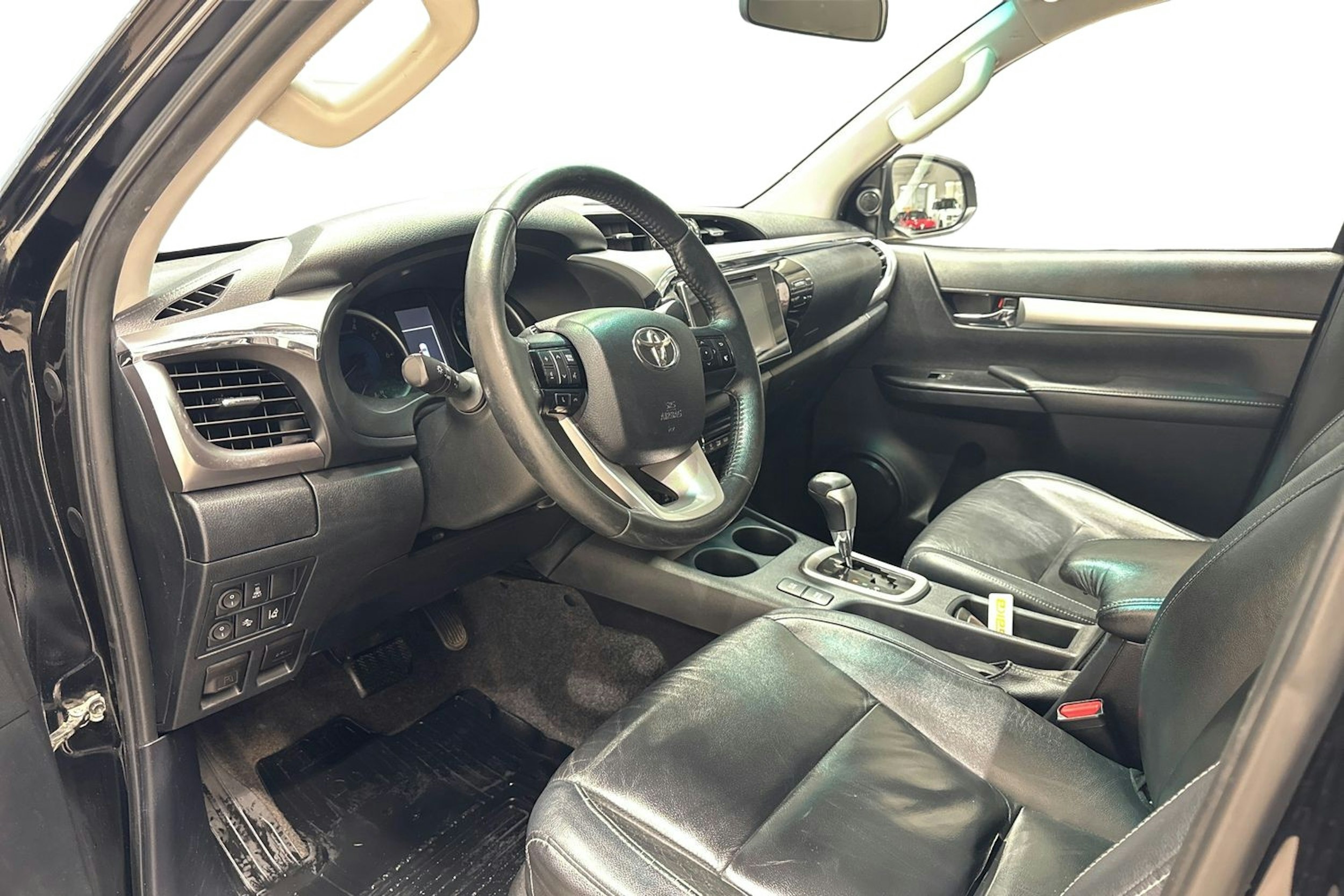 musta Toyota Hilux 2016 kuva 7.