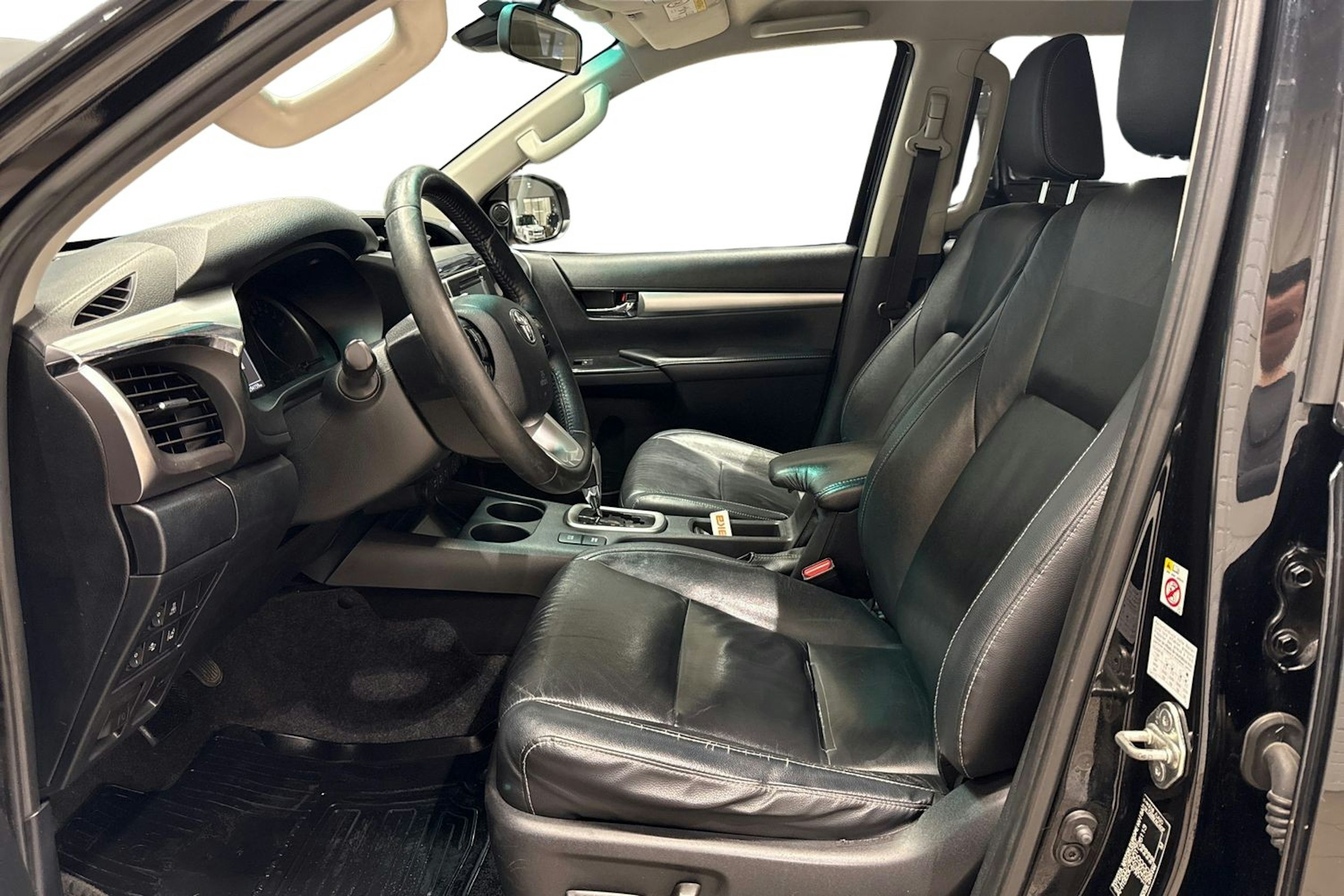 musta Toyota Hilux 2016 kuva 9.
