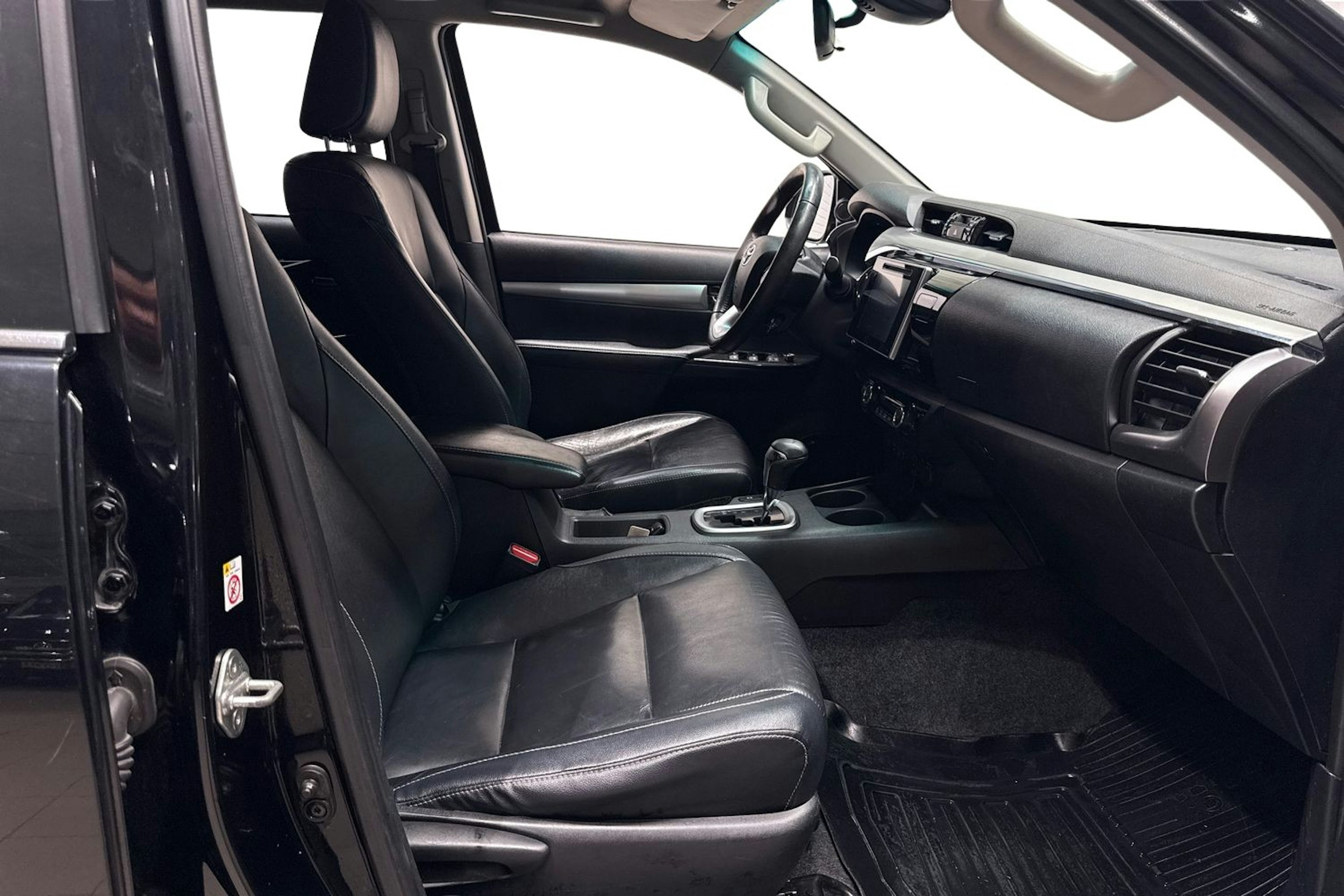 musta Toyota Hilux 2016 kuva 10.