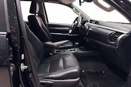 musta Toyota Hilux 2016 kuva 10.