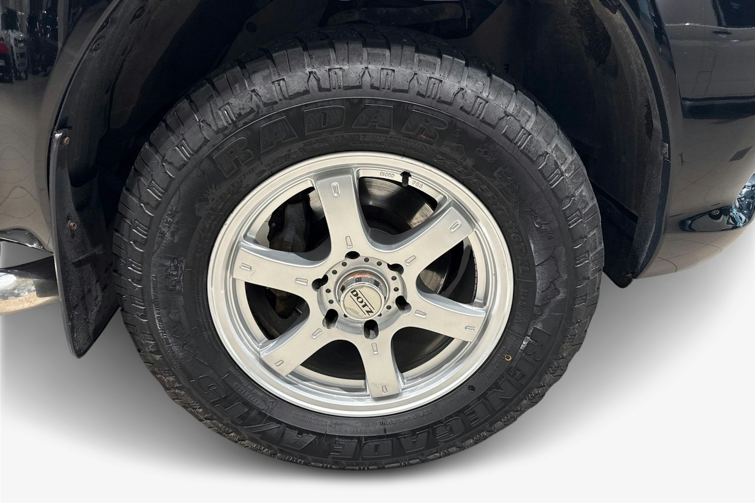 musta Toyota Hilux 2016 kuva 11.