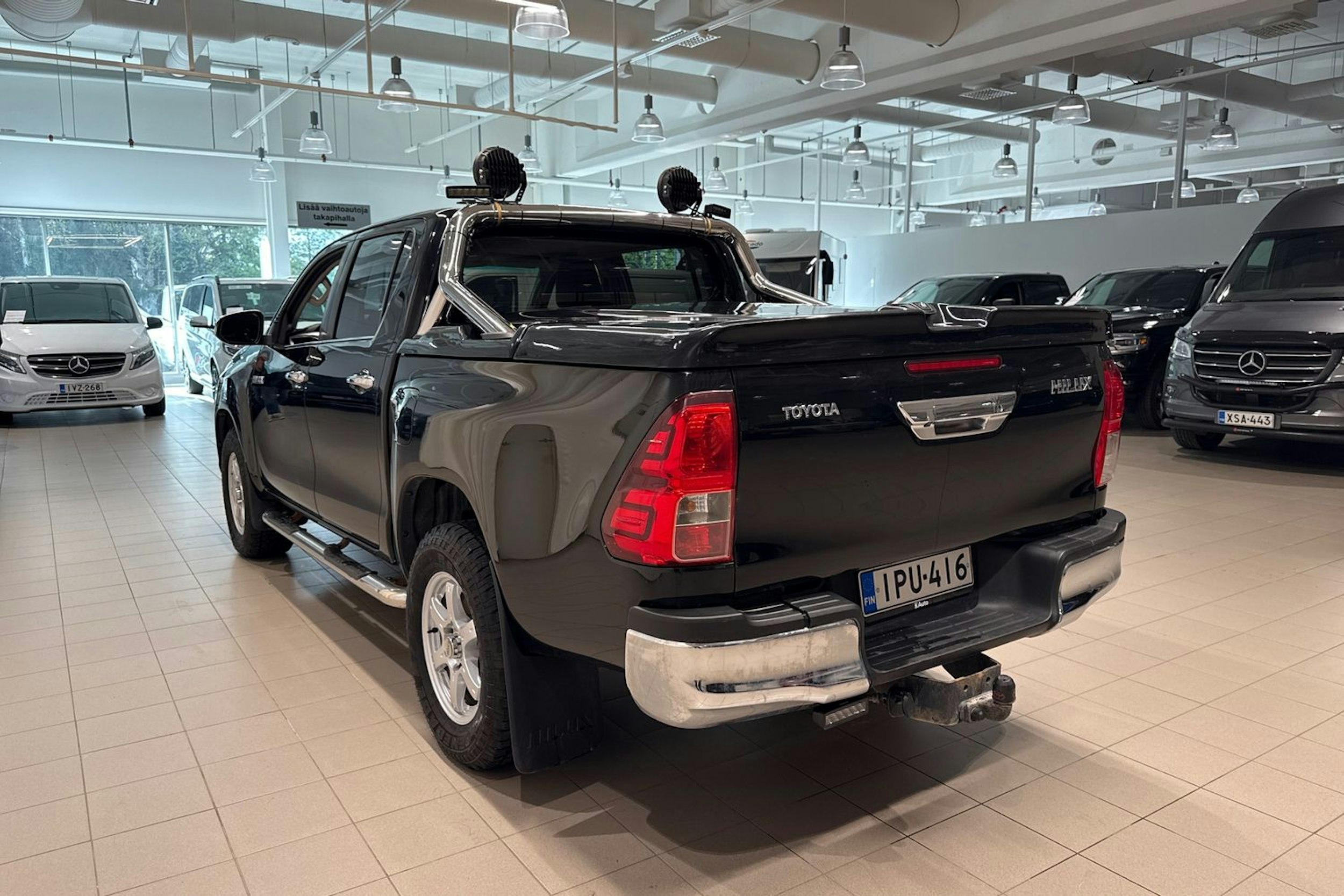 musta Toyota Hilux 2016 kuva 13.