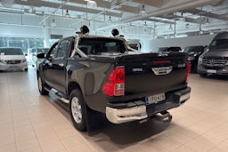 musta Toyota Hilux 2016 kuva 13.