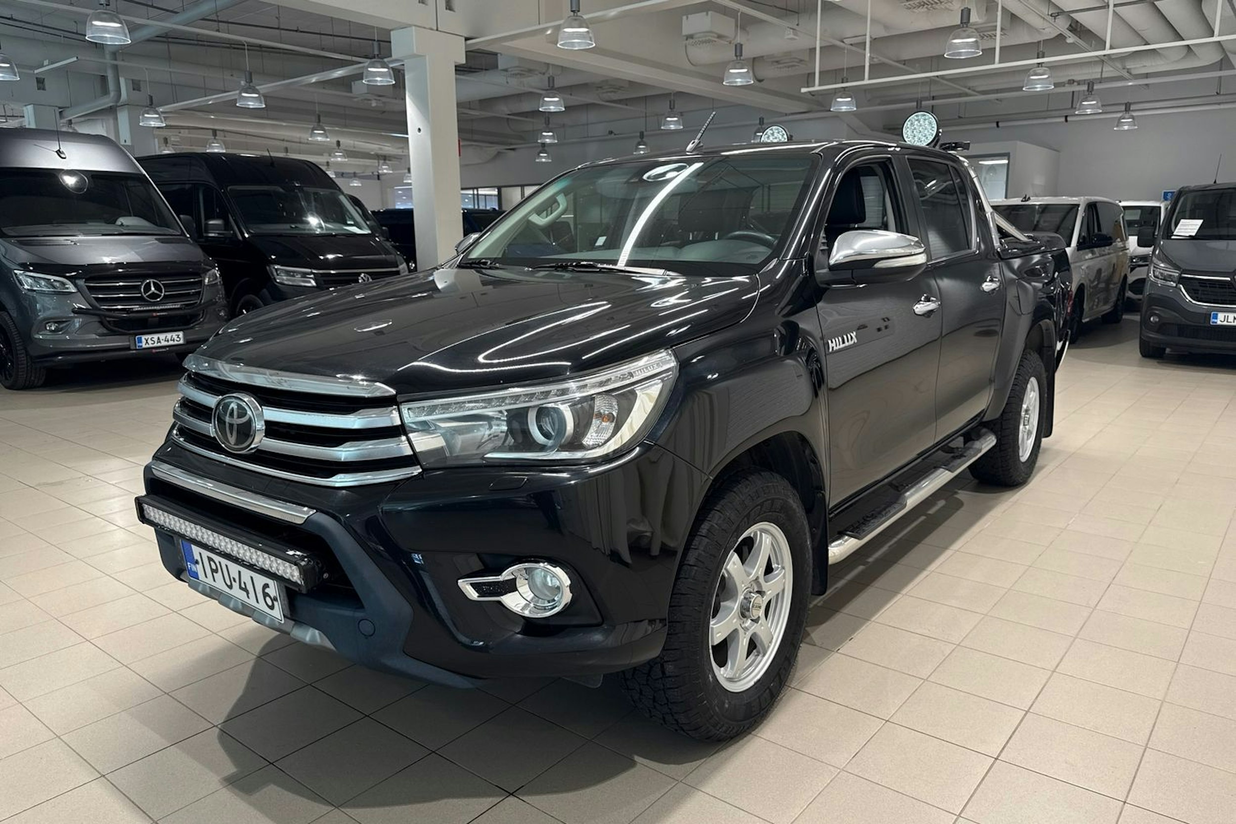 musta Toyota Hilux 2016 kuva 14.