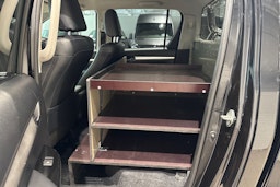 musta Toyota Hilux 2016 kuva 15.