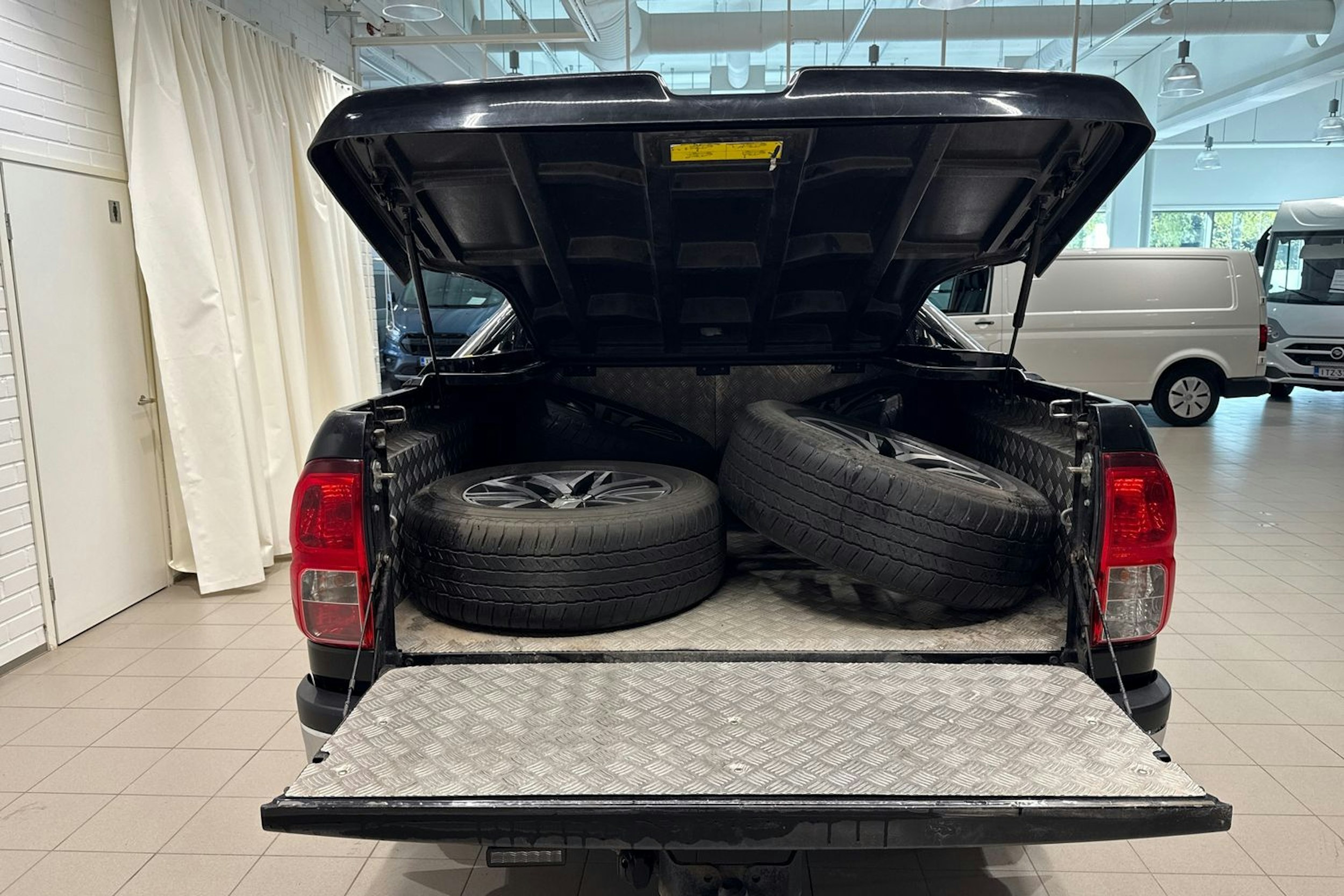 musta Toyota Hilux 2016 kuva 16.