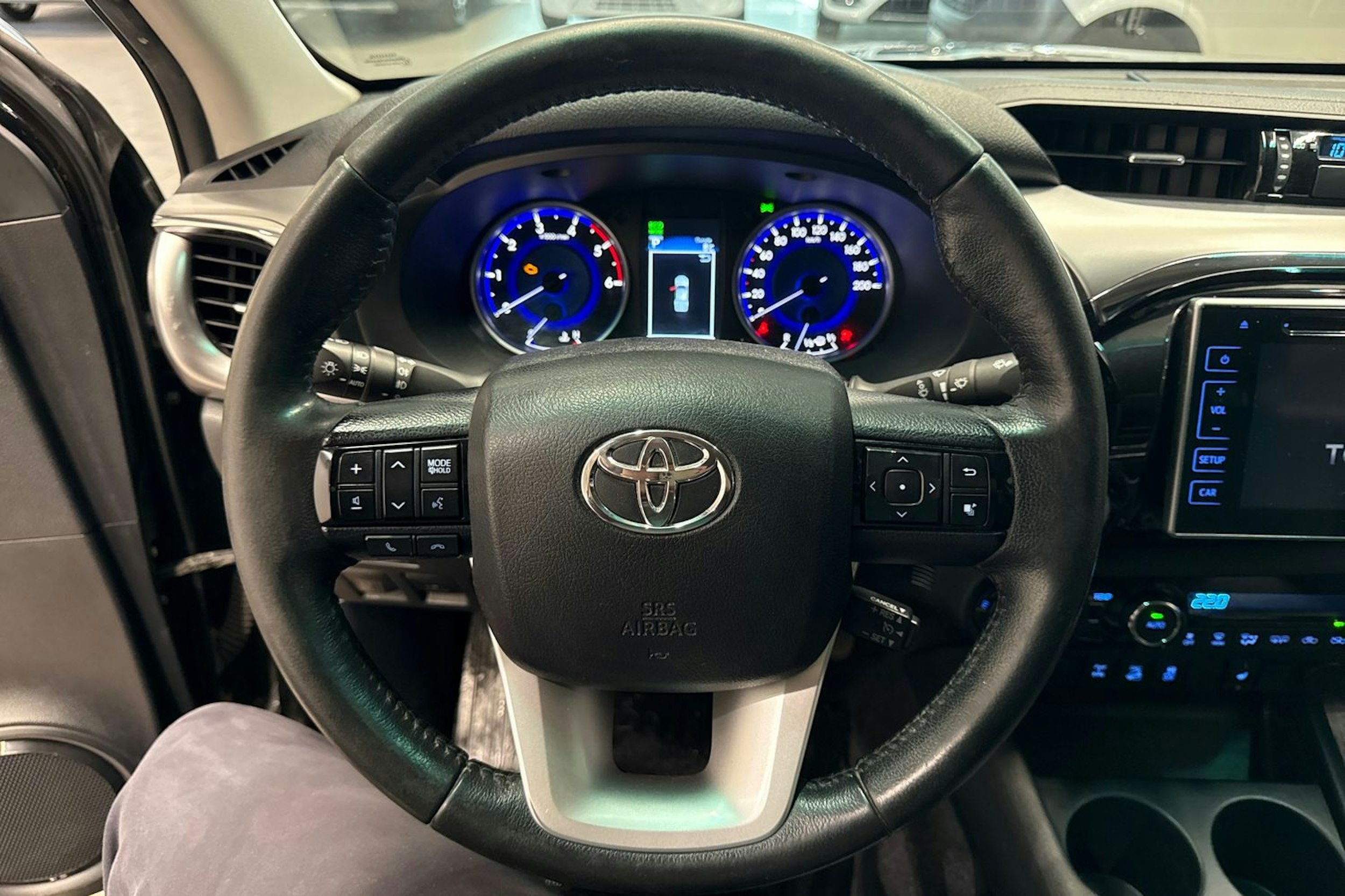 musta Toyota Hilux 2016 kuva 18.