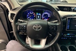 musta Toyota Hilux 2016 kuva 18.