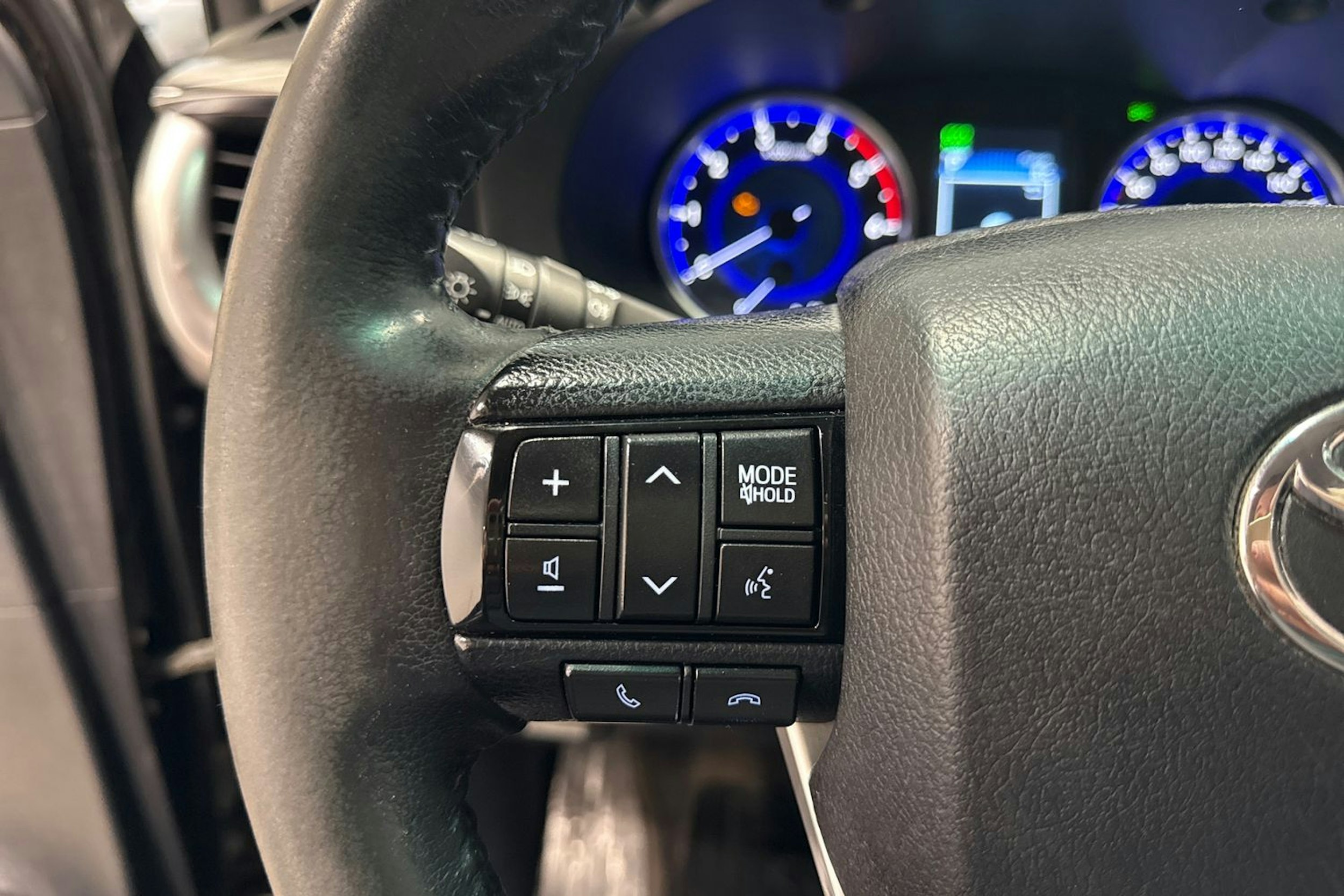 musta Toyota Hilux 2016 kuva 19.