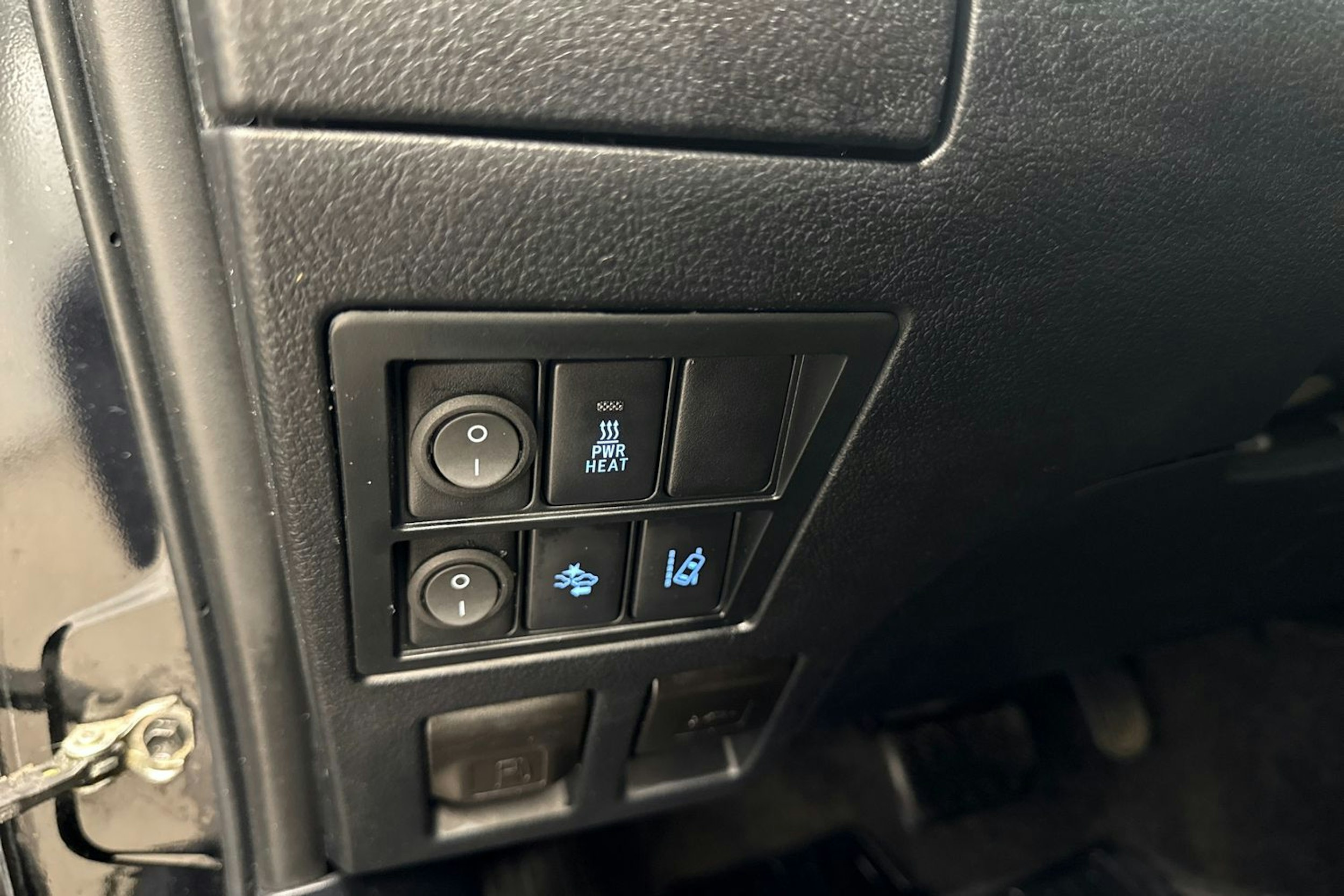 musta Toyota Hilux 2016 kuva 22.