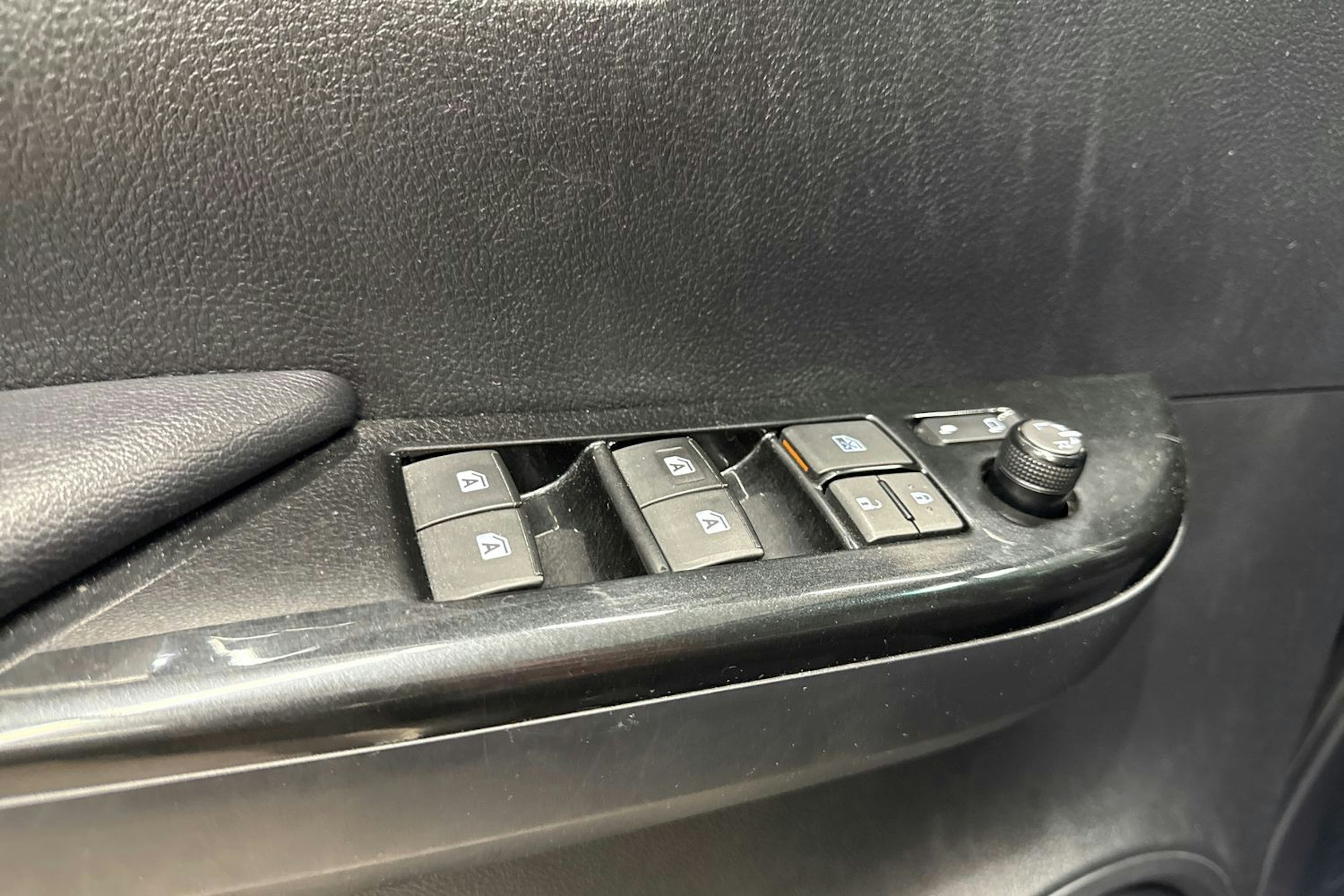 musta Toyota Hilux 2016 kuva 23.