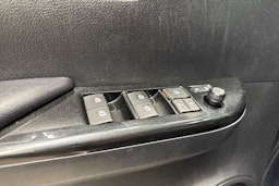 musta Toyota Hilux 2016 kuva 23.