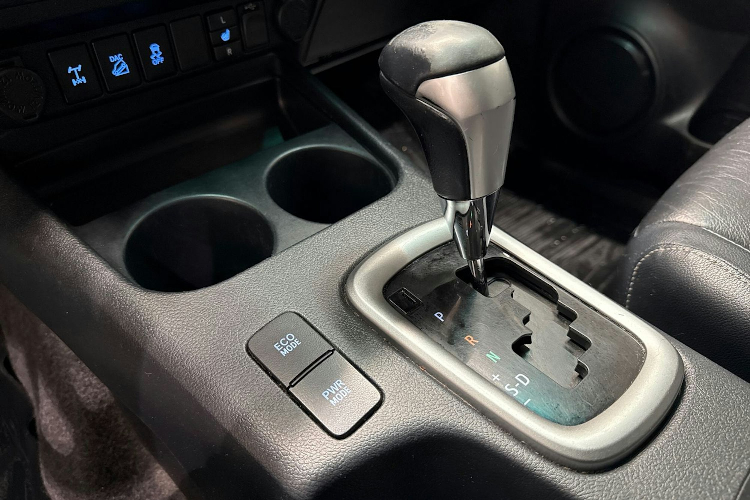 musta Toyota Hilux 2016 kuva 25.