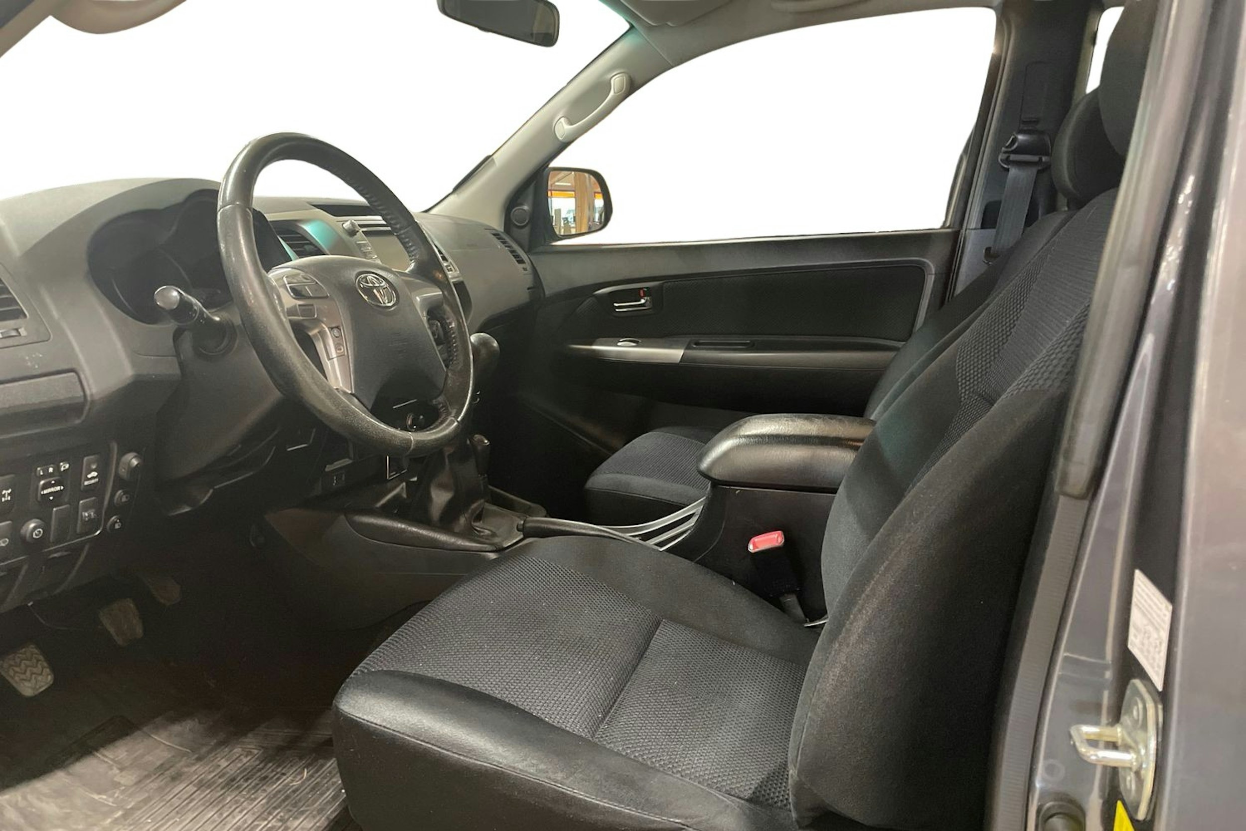 harmaa Toyota Hilux 2016 kuva 3.