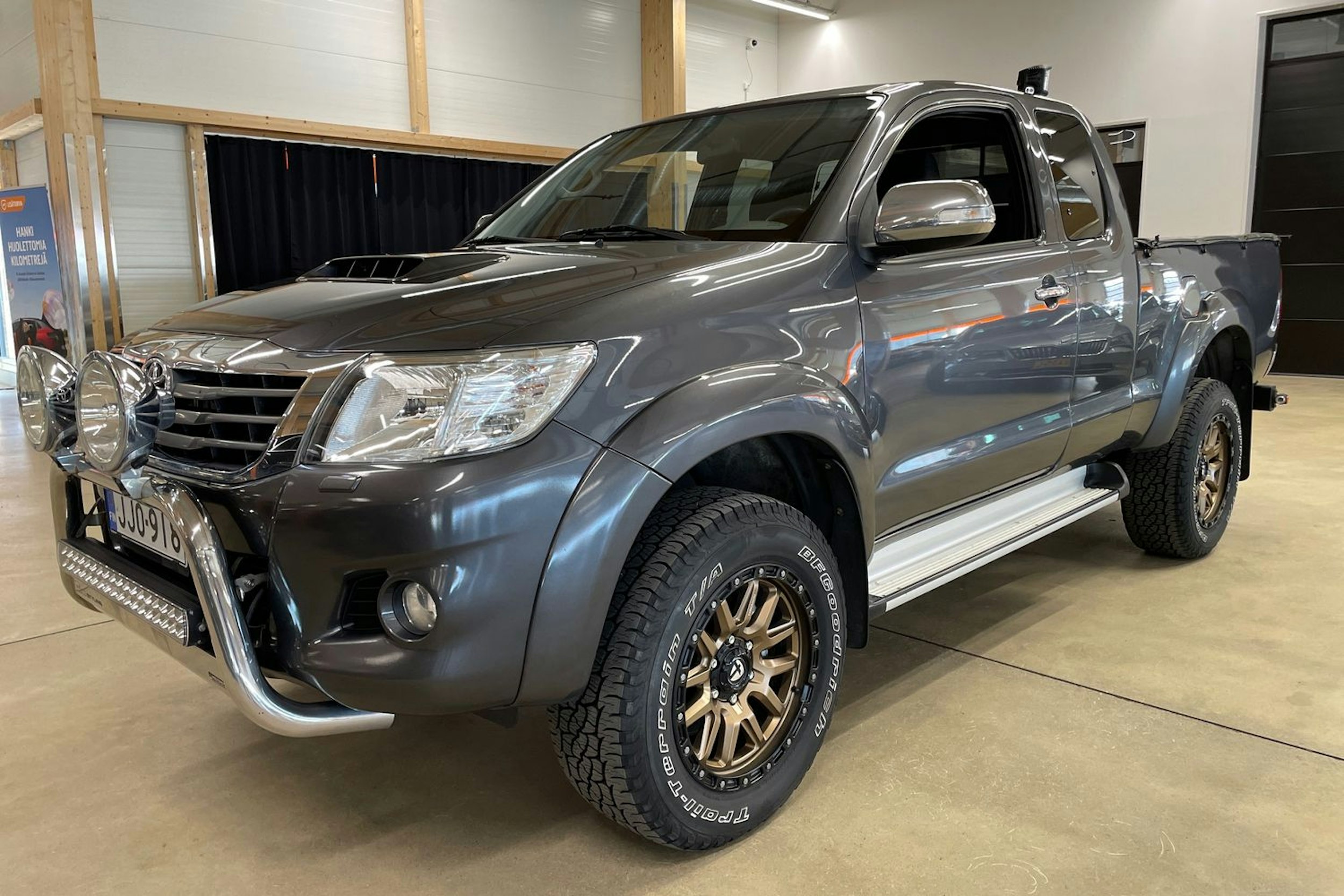 harmaa Toyota Hilux 2016 kuva 18.