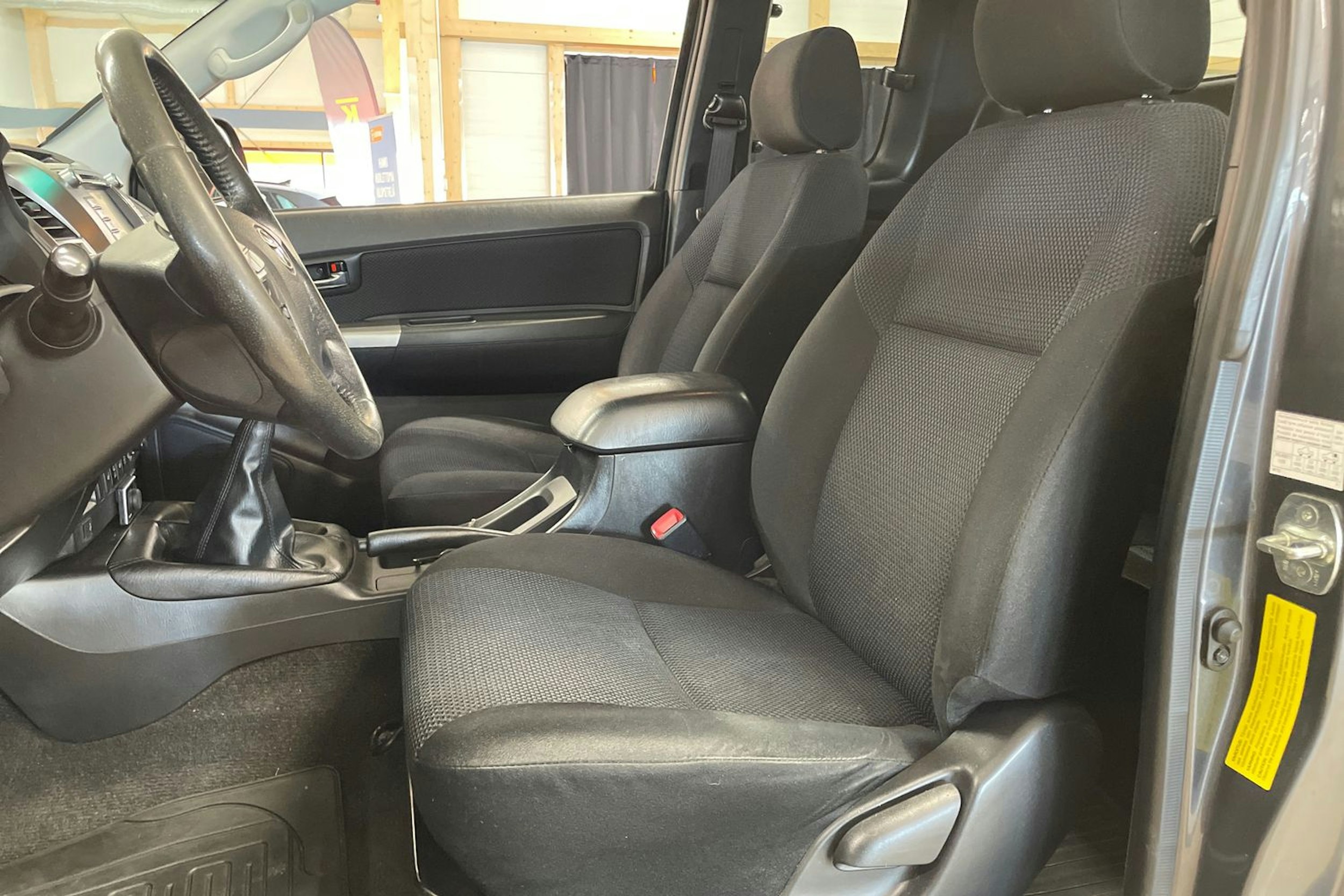 harmaa Toyota Hilux 2016 kuva 21.