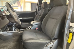 harmaa Toyota Hilux 2016 kuva 21.