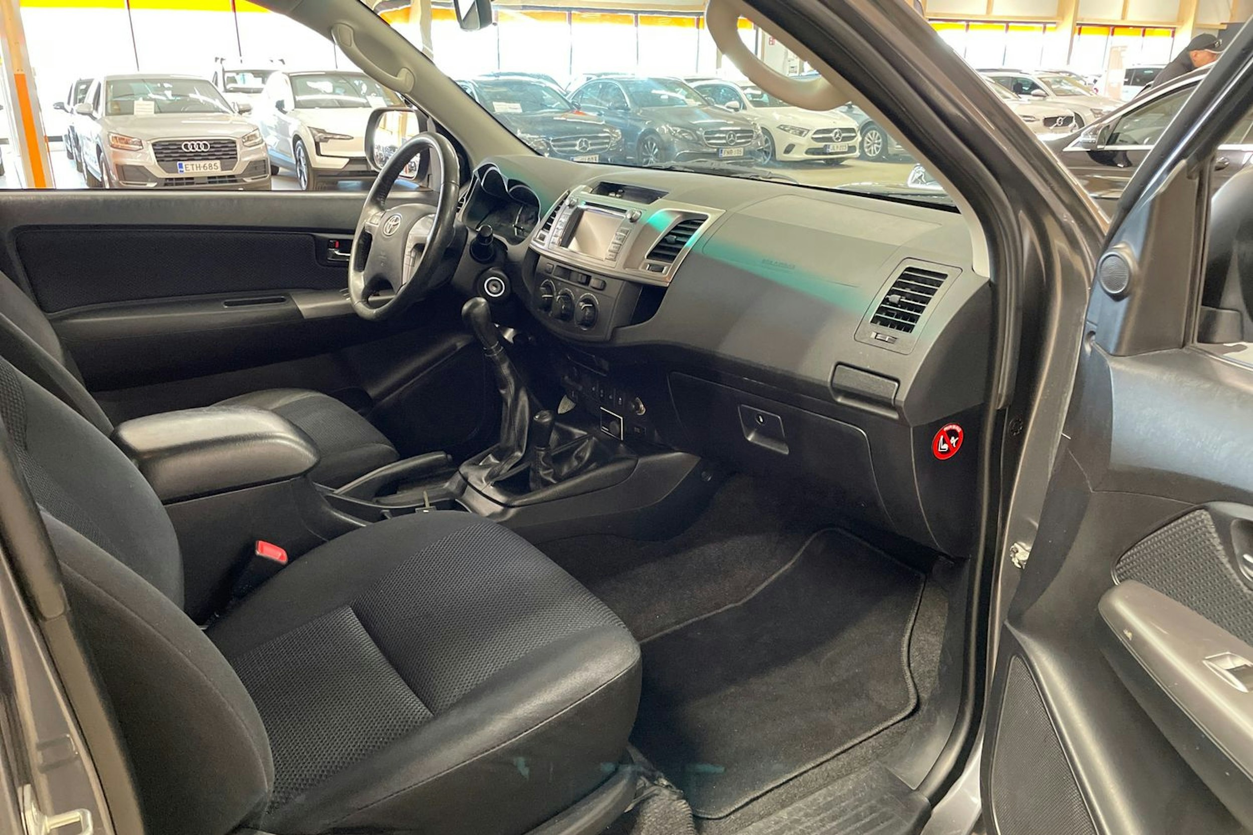 harmaa Toyota Hilux 2016 kuva 23.