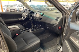 harmaa Toyota Hilux 2016 kuva 23.