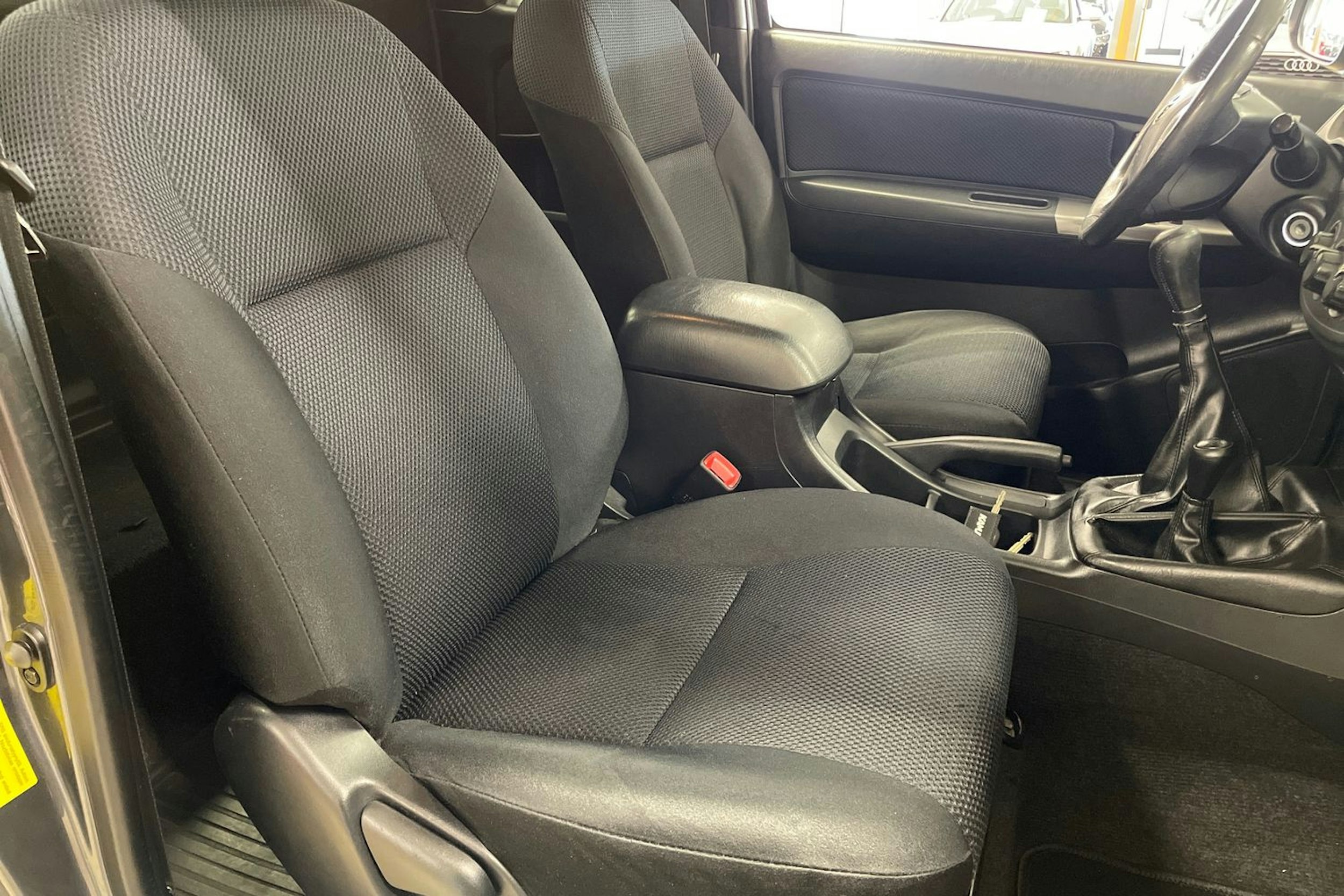 harmaa Toyota Hilux 2016 kuva 24.