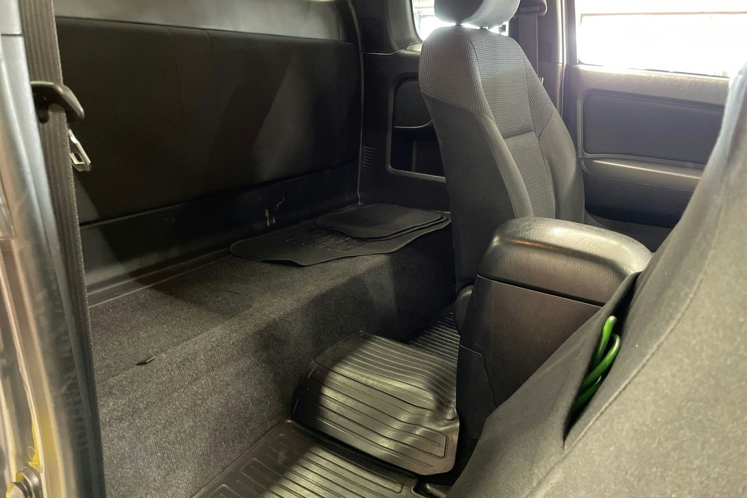 harmaa Toyota Hilux 2016 kuva 25.