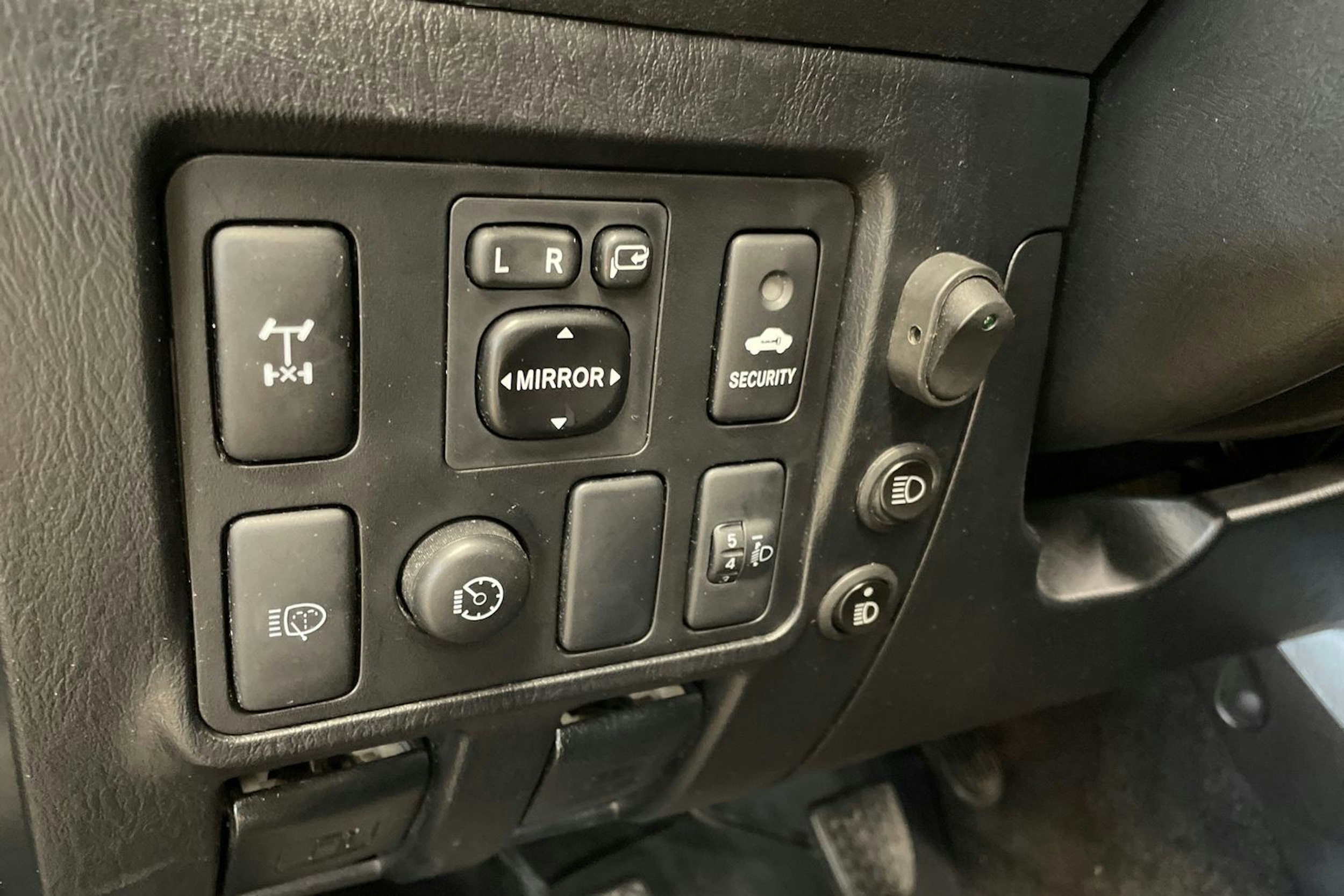 harmaa Toyota Hilux 2016 kuva 26.