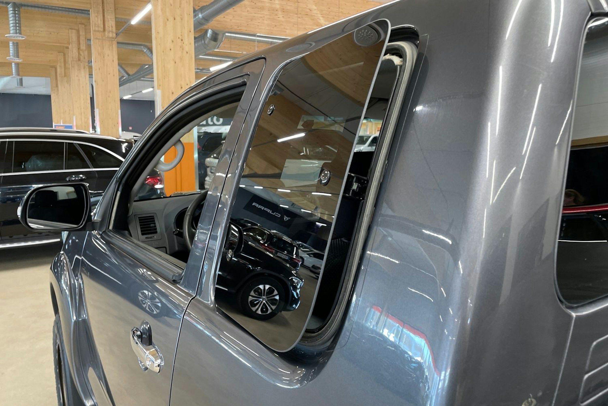 harmaa Toyota Hilux 2016 kuva 35.