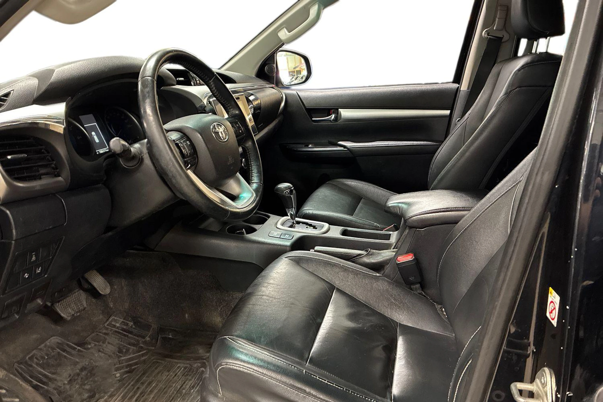 musta Toyota Hilux 2016 kuva 3.