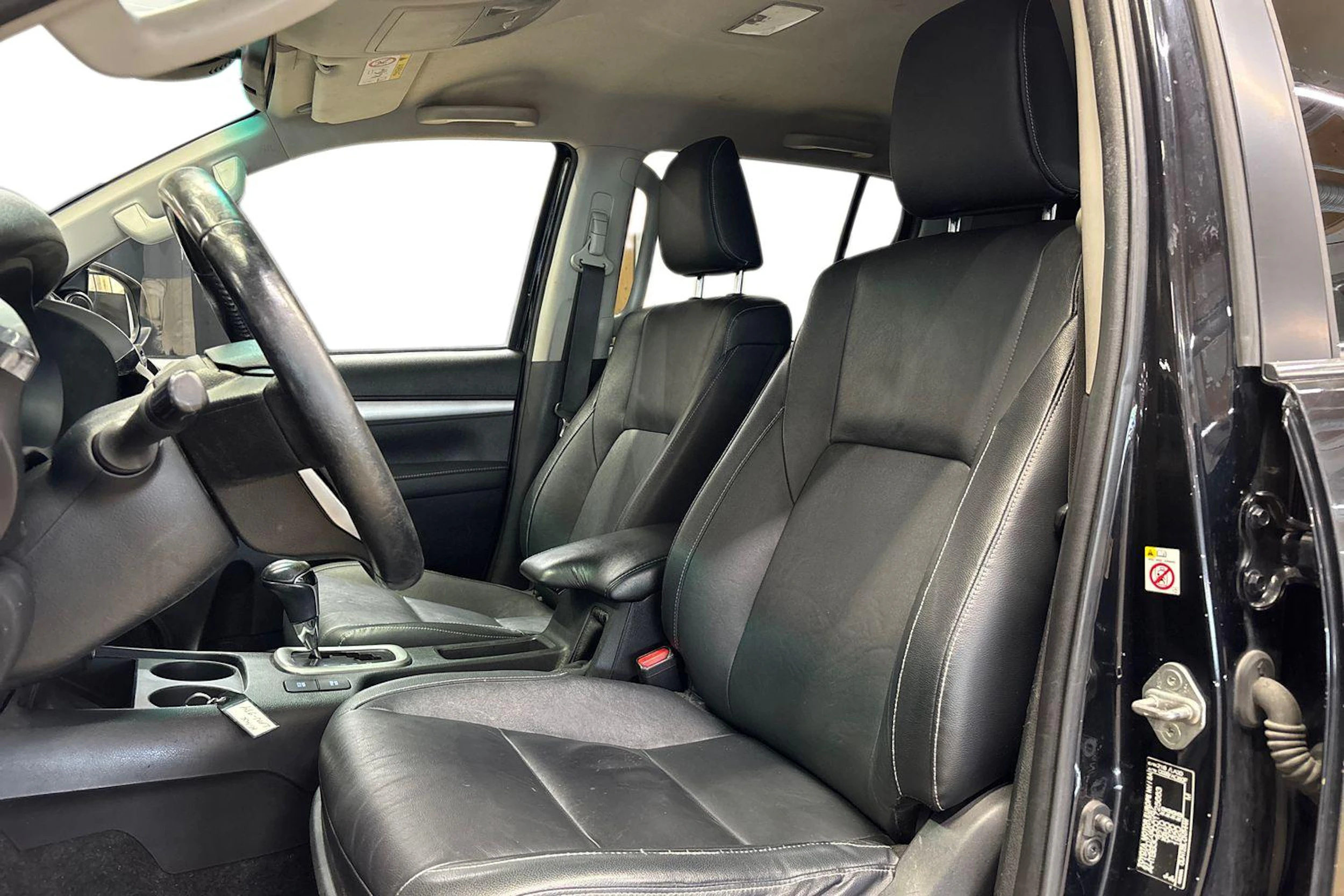 musta Toyota Hilux 2016 kuva 8.