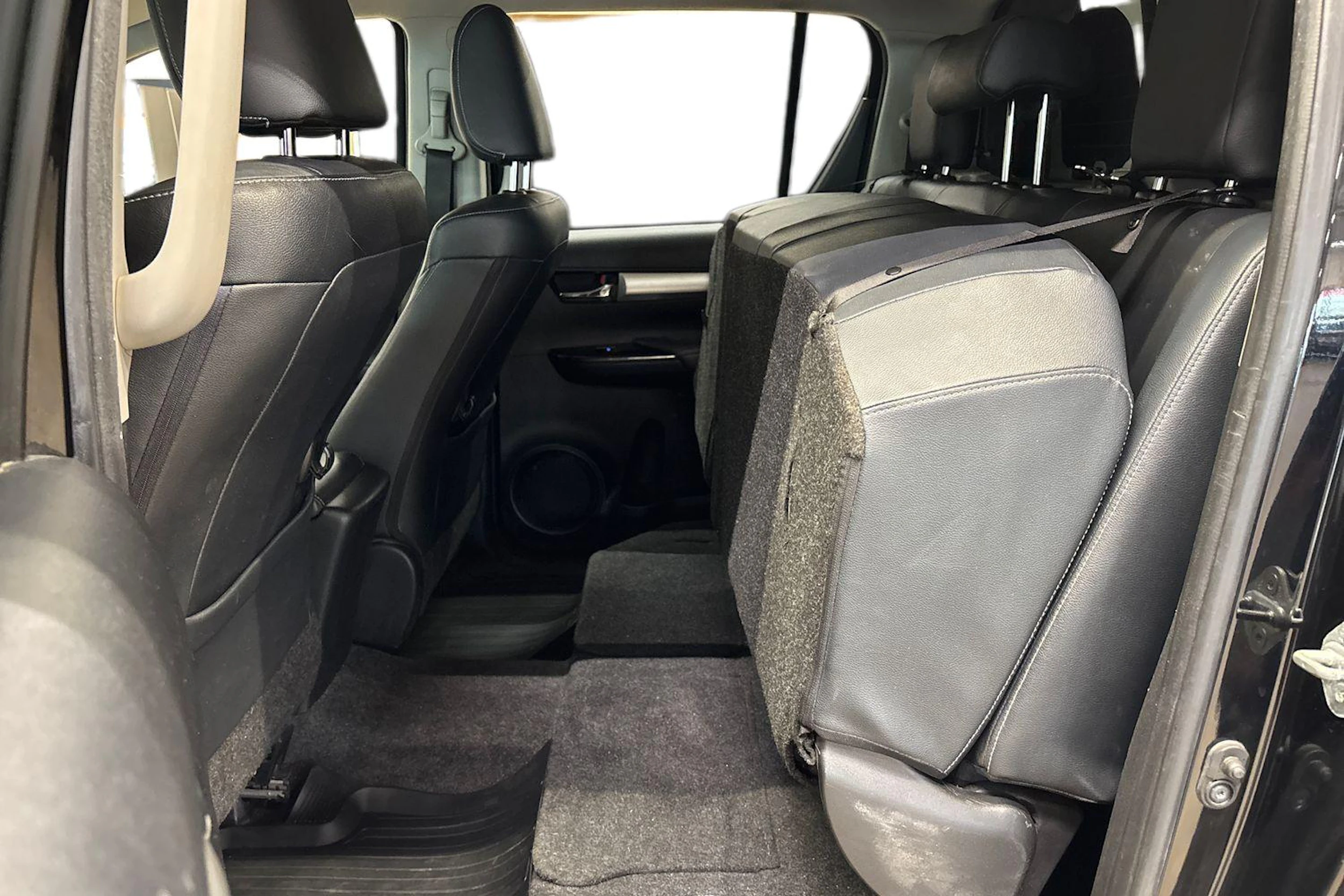 musta Toyota Hilux 2016 kuva 11.
