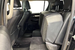 musta Toyota Hilux 2016 kuva 11.
