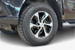 musta Toyota Hilux 2016 kuva 12.