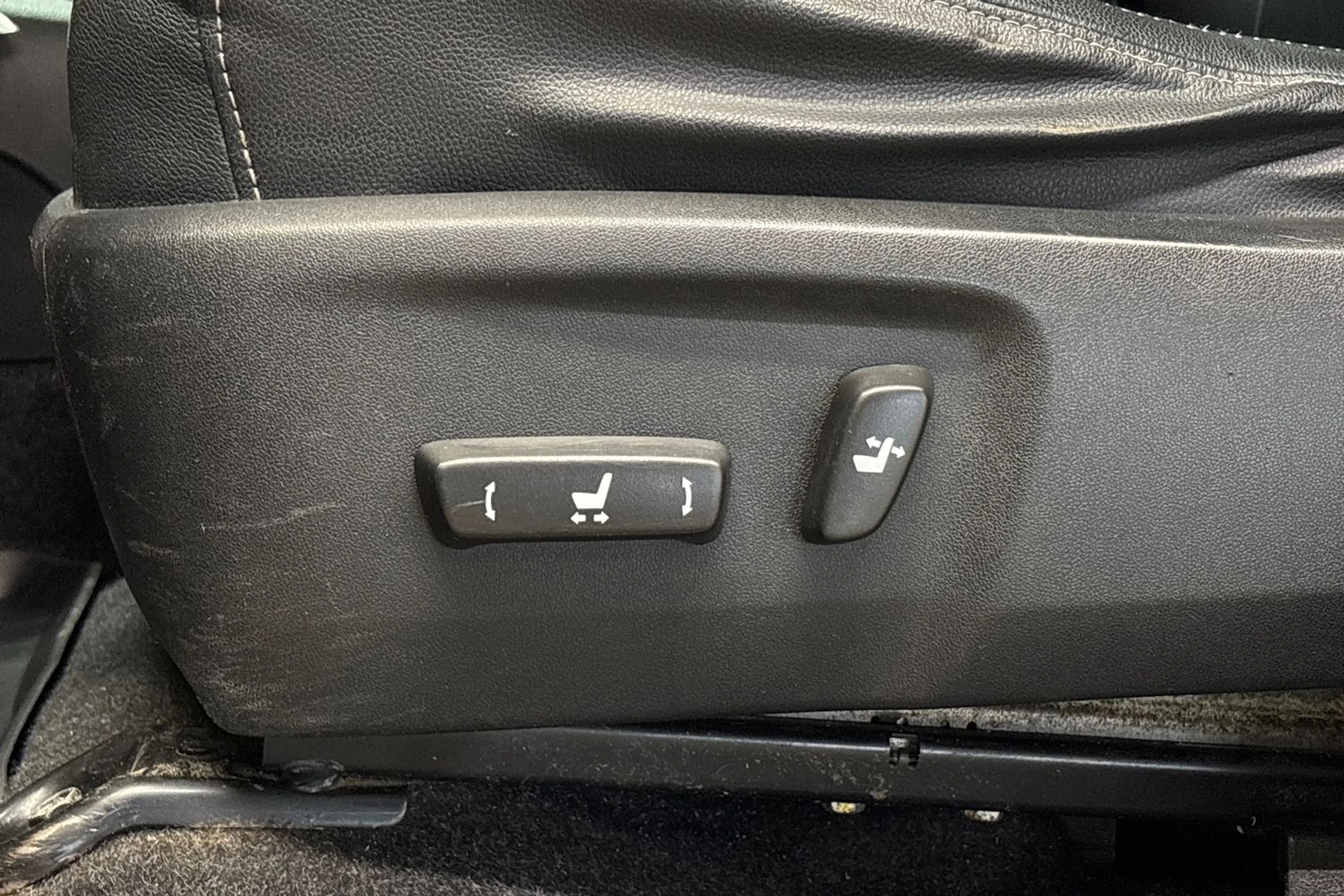 musta Toyota Hilux 2016 kuva 15.