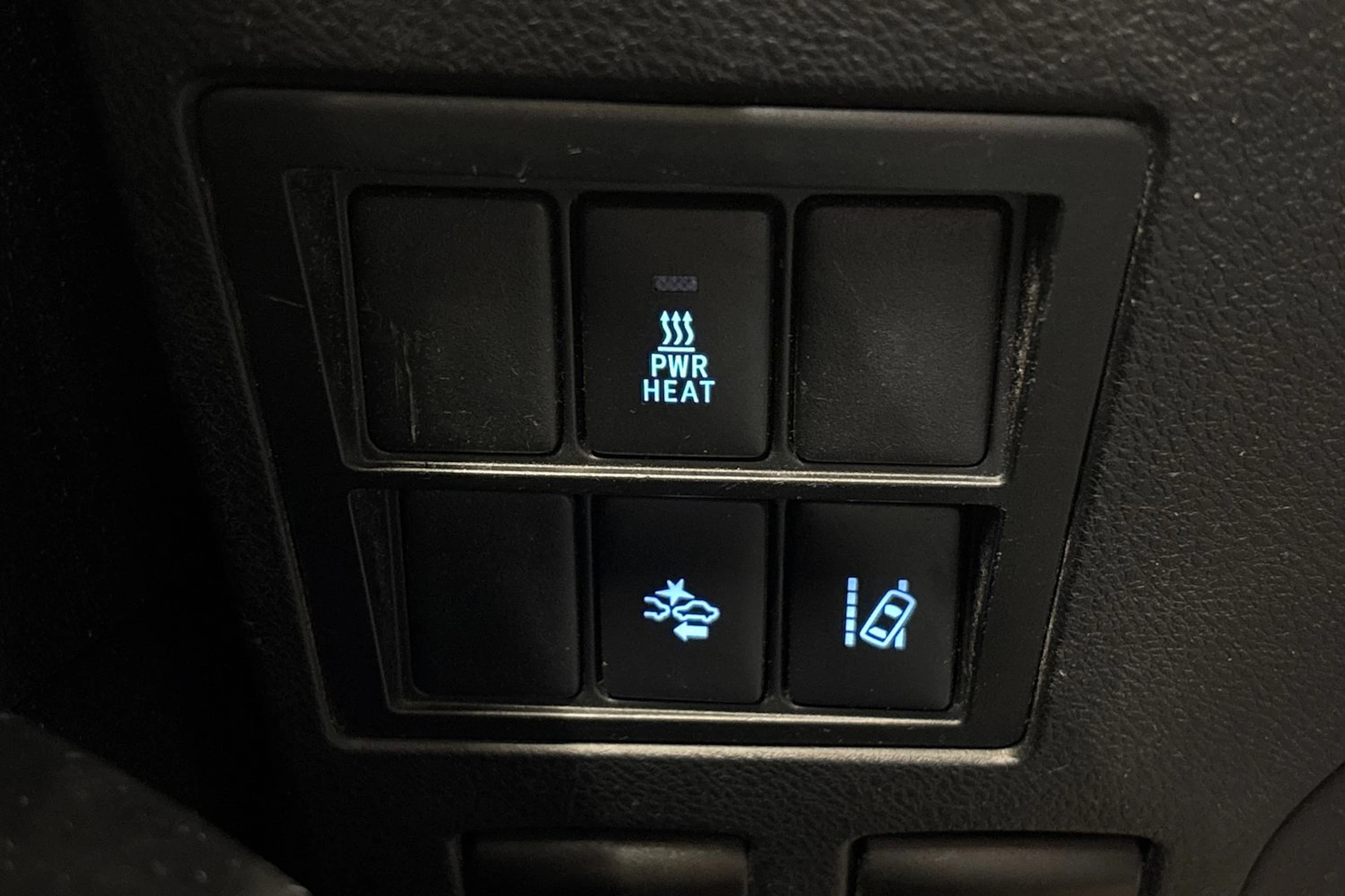 musta Toyota Hilux 2016 kuva 16.