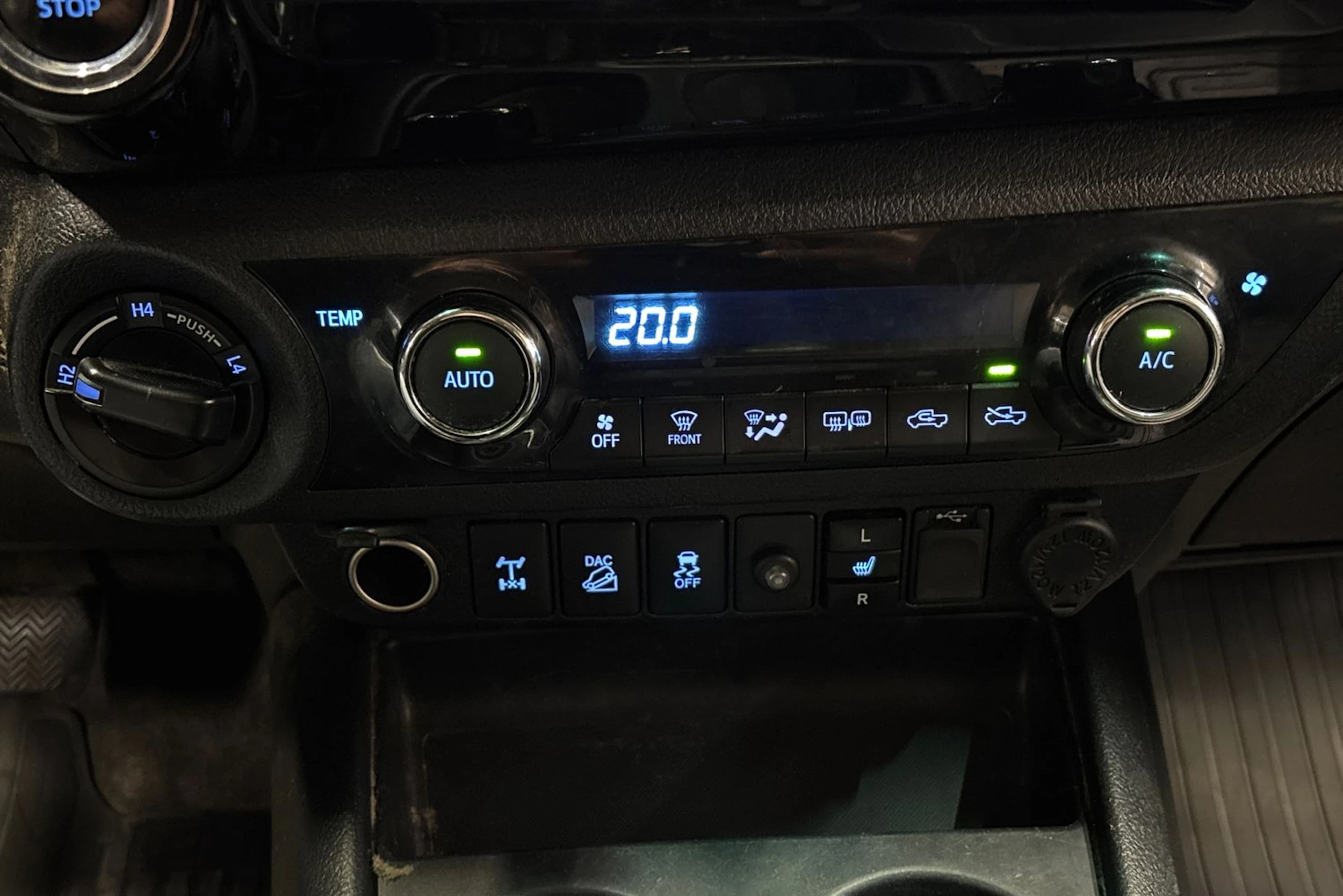 musta Toyota Hilux 2016 kuva 25.
