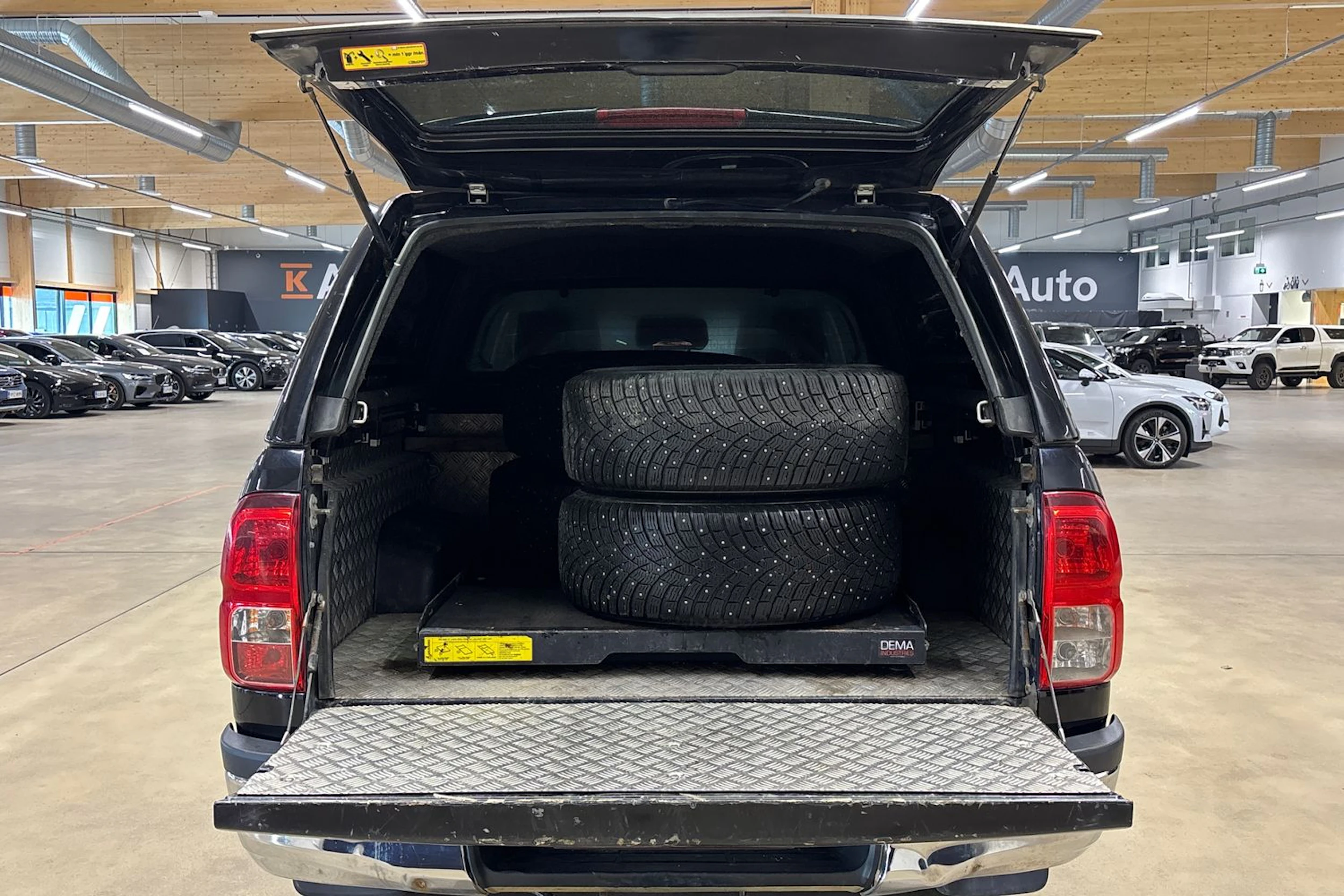 musta Toyota Hilux 2016 kuva 26.