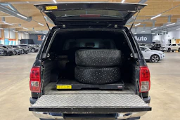 musta Toyota Hilux 2016 kuva 26.