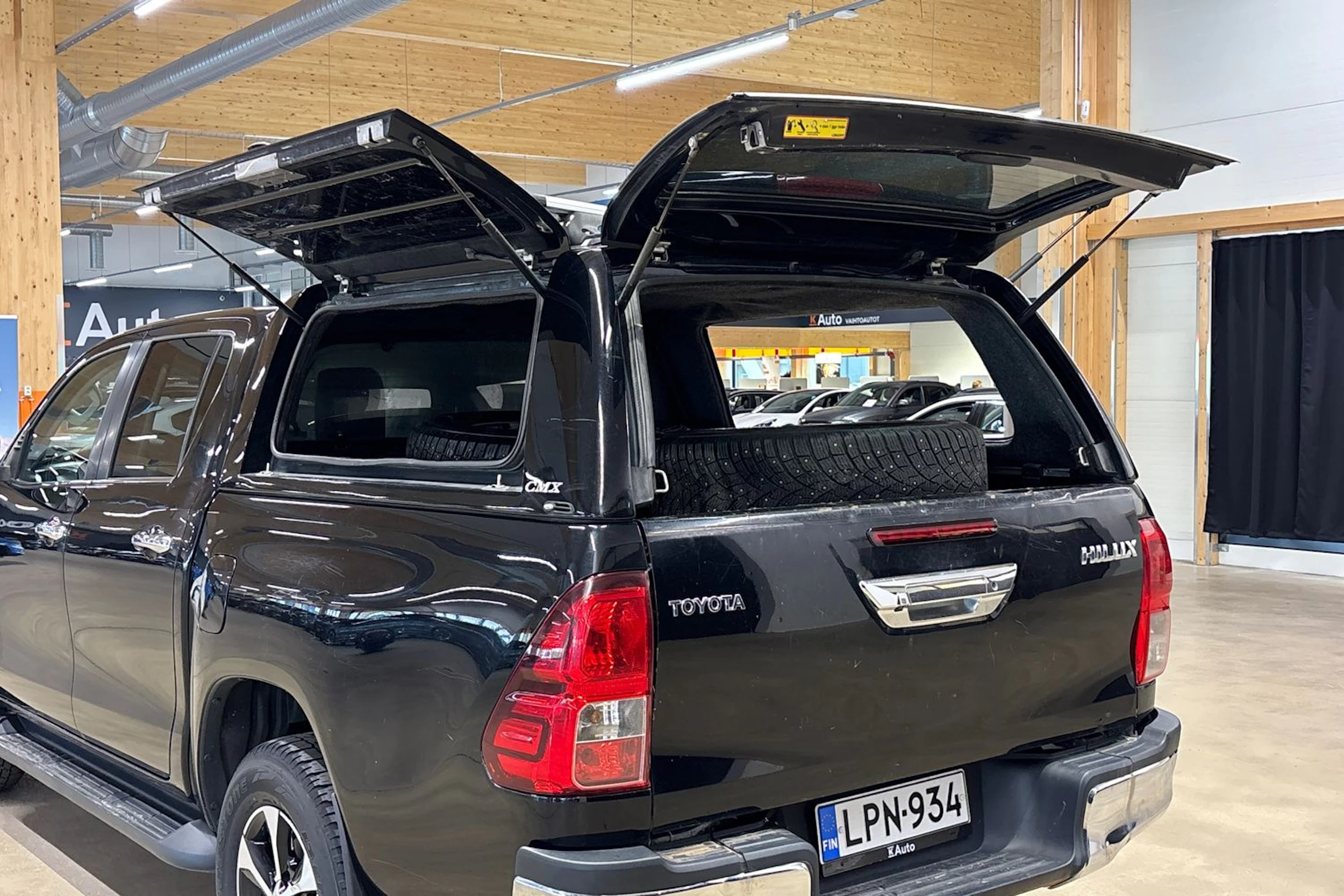 musta Toyota Hilux 2016 kuva 27.