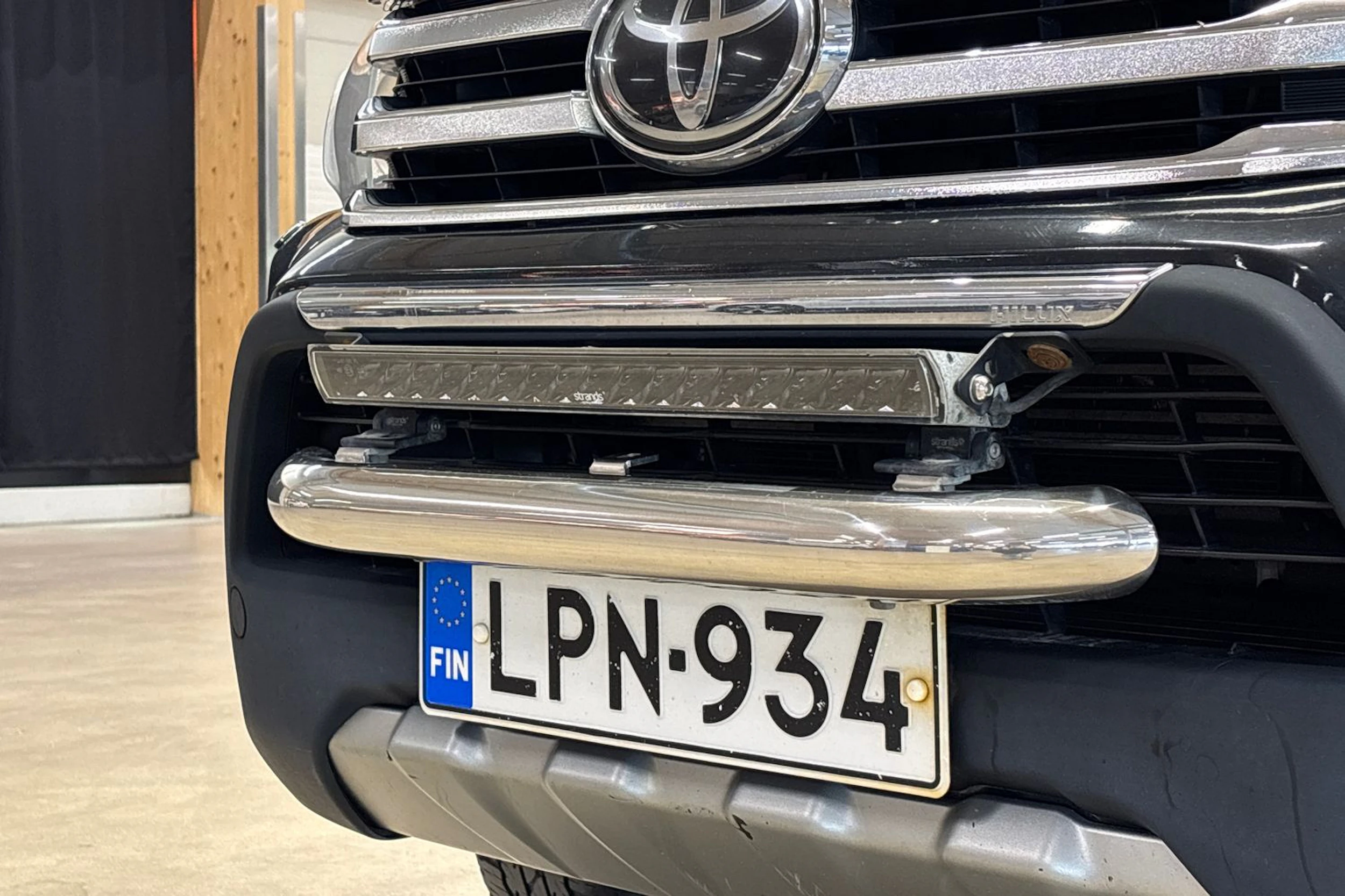 musta Toyota Hilux 2016 kuva 30.
