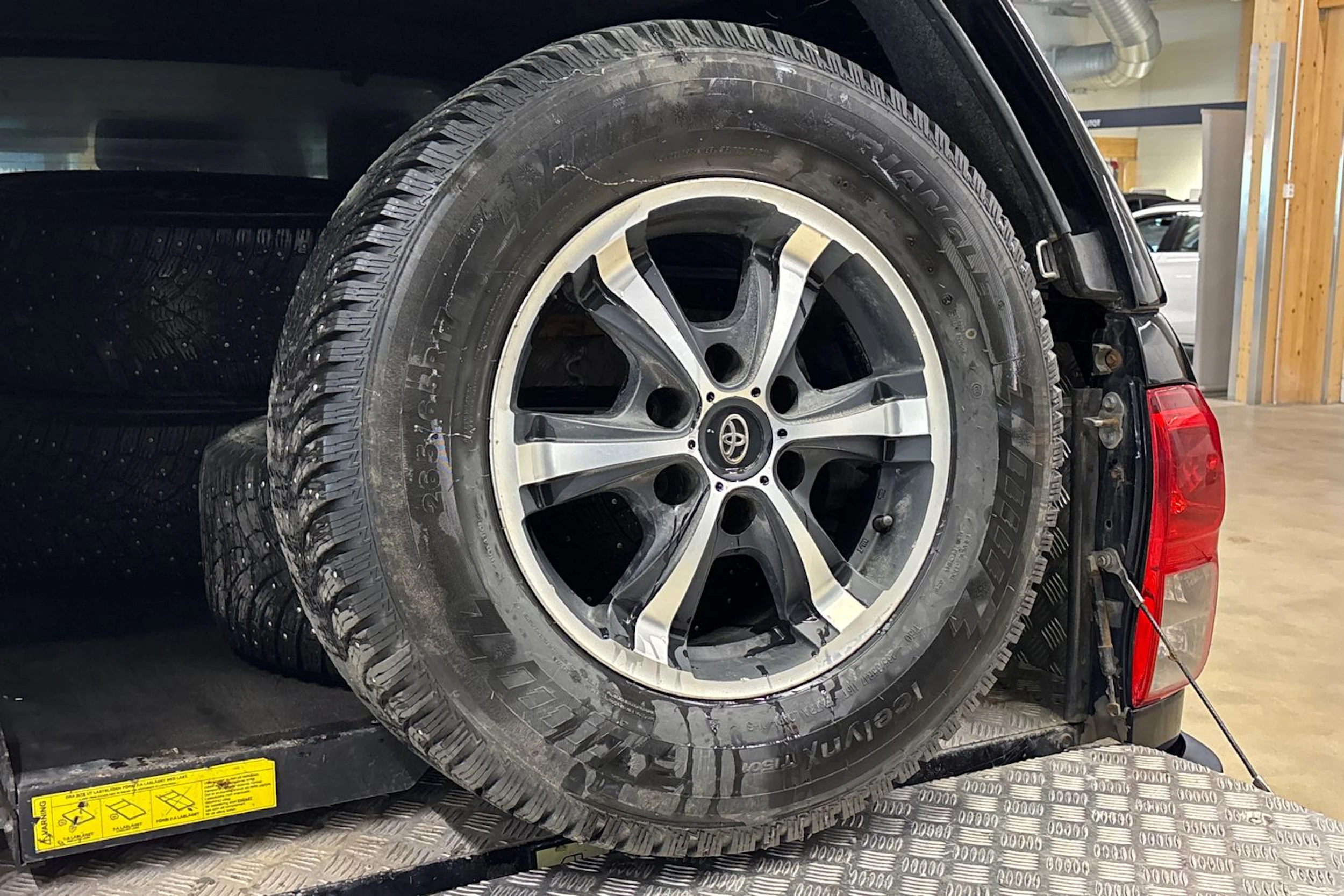 musta Toyota Hilux 2016 kuva 31.