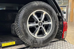 musta Toyota Hilux 2016 kuva 31.