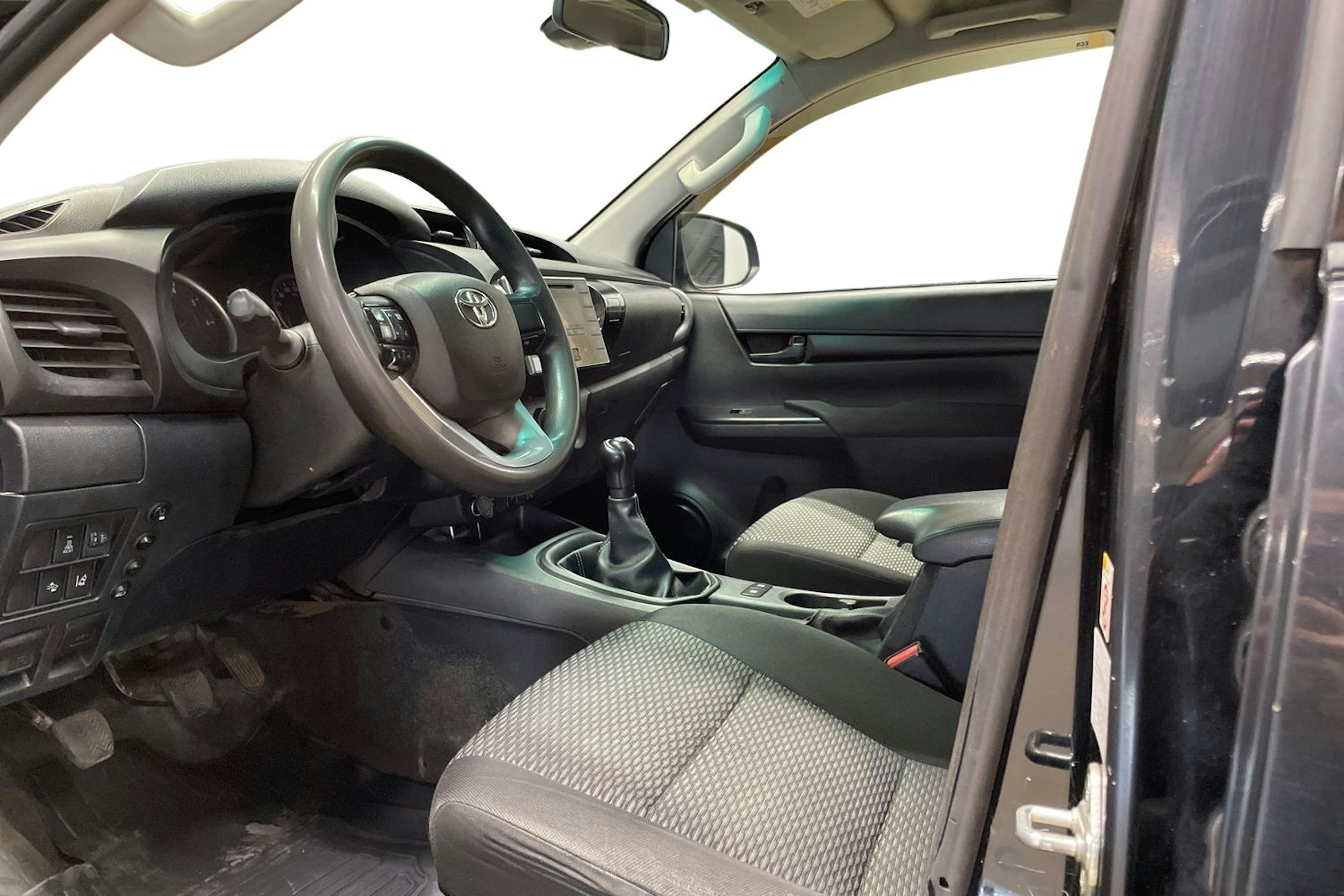 musta Toyota Hilux 2016 kuva 7.