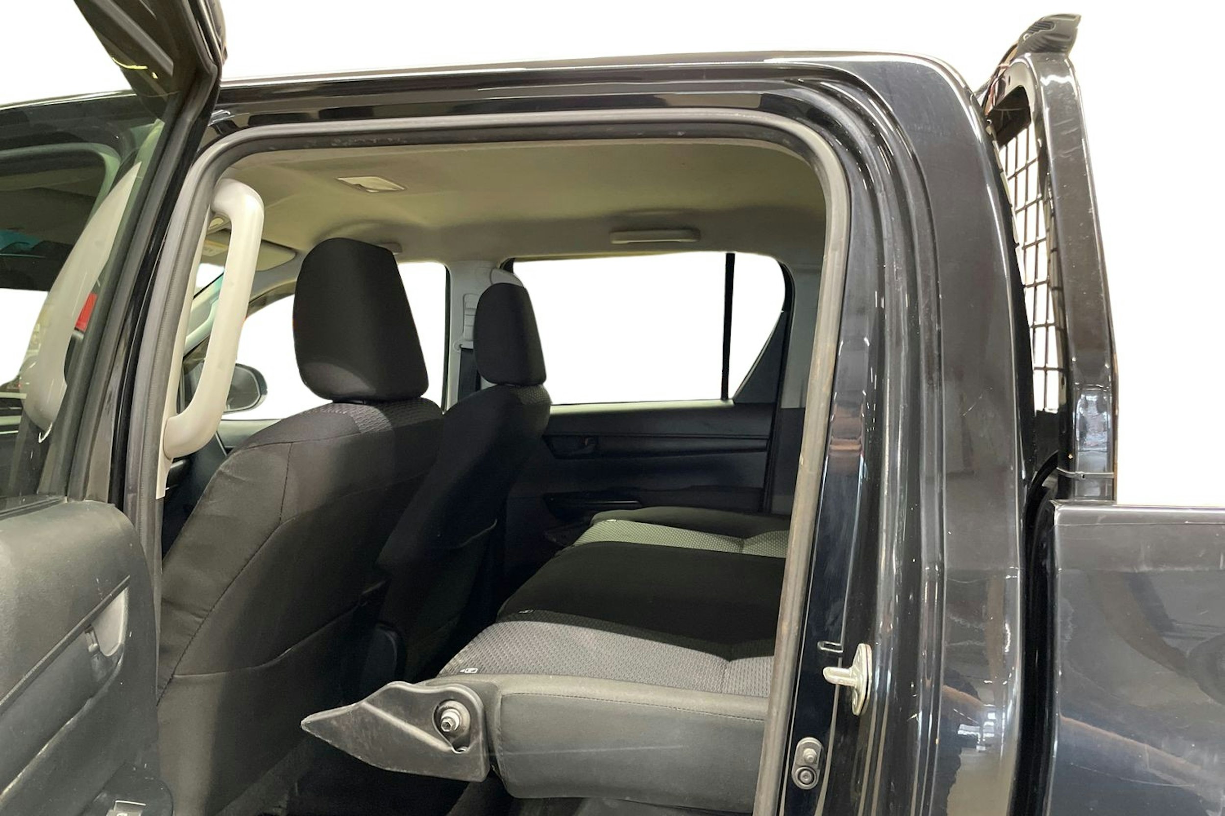 musta Toyota Hilux 2016 kuva 10.