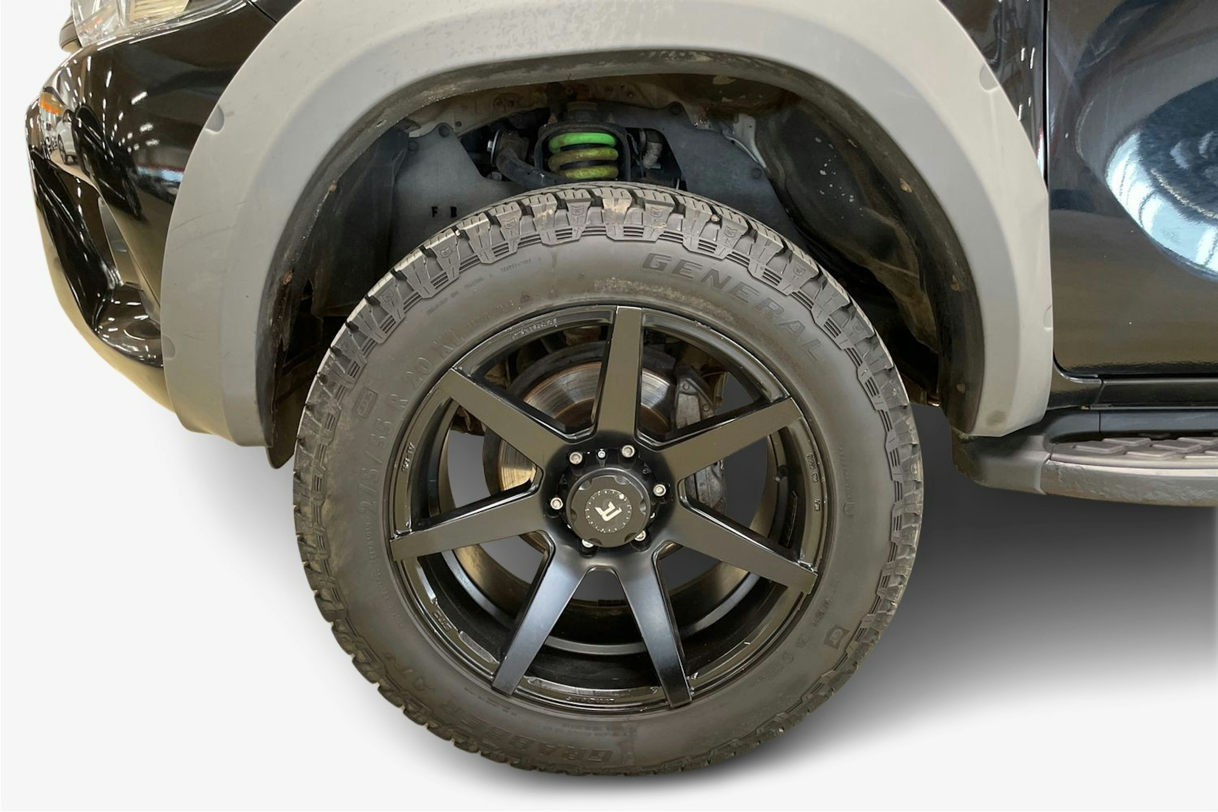 musta Toyota Hilux 2016 kuva 11.